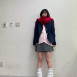 Airi Suzuki Instagram - ✴︎ 先月配信された「なまらめんこいギャル」❄️ ついにオーイシさんの楽曲をカバーさせていただきました☺︎ つい踊りたくなる、テンションの上がる楽曲♡ オーイシさんの曲って歌い終わった後に絶対ハッピーになってるから凄いの！！！！！ 武道館ライブもそのパワーが満ち満ちですごかったな... あ、そうそう "オーイシ武道館"ライブの前にもうこの曲撮ってたので ライブ観ててめっちゃ振り付け完璧にできたんだよね〜😂 現場振りコピ勢の皆様の楽しみ方を思う存分感じれた！☺️ そして、何気になかなか履いたことのなかった ルーズソックス。 ヘアメイクさんが、学生時代ギャルだった人だから笑 ルーズソックスは長ければ長い方が可愛いって教えてくれて 2mのものを選んだものの、伸ばさないと！とかこれくらいの位置で止めるのが足細く見えるから！とか（笑） 整える所とかも色々やってくれたんだけど とにかく手慣れすぎててみんなで爆笑でした😂✌︎ まだ観てない方は要チェックですぞ！！！！ #踊っても動かないマフラーは #スタイリストさんの魔法🧣