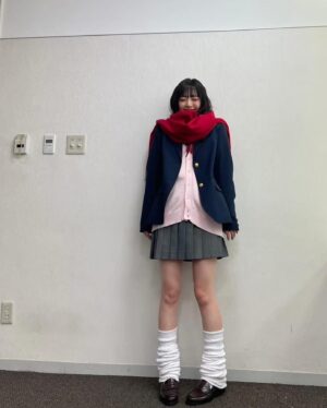 Airi Suzuki Instagram - ✴︎ 
先月配信された「なまらめんこいギャル」❄️
ついにオーイシさんの楽曲をカバーさせていただきました☺︎

つい踊りたくなる、テンションの上がる楽曲♡
オーイシさんの曲って歌い終わった後に絶対ハッピーになってるから凄いの！！！！！
武道館ライブもそのパワーが満ち満ちですごかったな...

あ、そうそう
"オーイシ武道館"ライブの前にもうこの曲撮ってたので
ライブ観ててめっちゃ振り付け完璧にできたんだよね〜😂
現場振りコピ勢の皆様の楽しみ方を思う存分感じれた！☺️

そして、何気になかなか履いたことのなかった
ルーズソックス。

ヘアメイクさんが、学生時代ギャルだった人だから笑
ルーズソックスは長ければ長い方が可愛いって教えてくれて
2mのものを選んだものの、伸ばさないと！とかこれくらいの位置で止めるのが足細く見えるから！とか（笑）
整える所とかも色々やってくれたんだけど
とにかく手慣れすぎててみんなで爆笑でした😂✌︎

まだ観てない方は要チェックですぞ！！！！

#踊っても動かないマフラーは
#スタイリストさんの魔法🧣