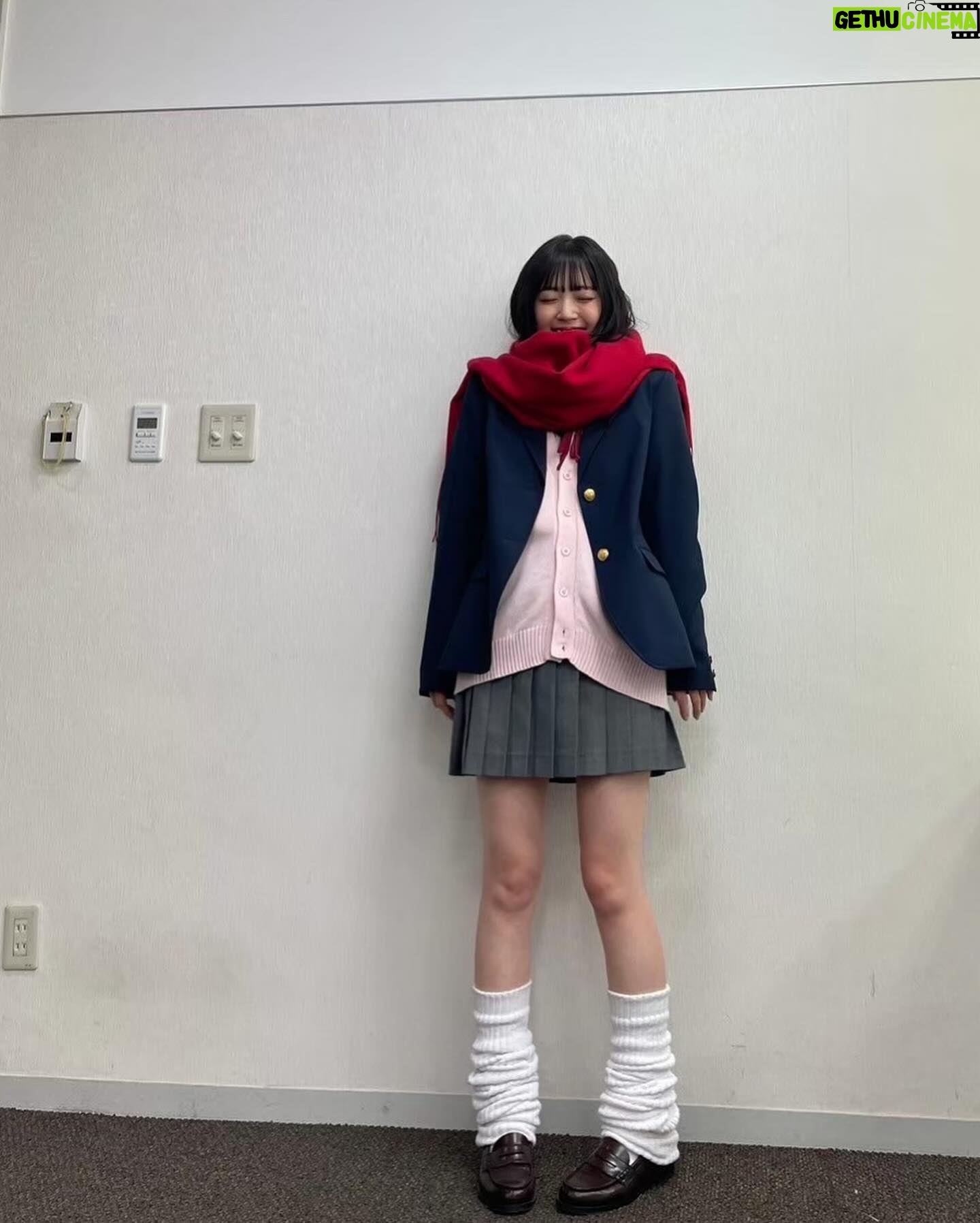 Airi Suzuki - 74.3K Likes - ✴︎
先月配信された「なまらめんこいギャル」❄️
ついにオーイシさんの楽曲をカバーさせていただきました☺︎
つい踊りたくなる、テンションの上がる楽曲♡
オーイシさんの曲って歌い終わった後に絶対ハッピーになってるから凄いの!!!!!
武道館ライブもそのパワーが満ち満ちですごかったな...
あ、そうそう
"オーイシ武道館"ライブの前にもうこの曲撮ってたので
ライブ観ててめっちゃ振り付け完璧にできたんだよね〜😂
現場振りコピ勢の皆様の楽しみ方を思う存分感じれた!☺️
そして、何気になかなか履いたことのなかった
ルーズソックス。
ヘアメイクさんが、学生時代ギャルだった人だから笑
ルーズソックスは長ければ長い方が可愛いって教えてくれて
2mのものを選んだものの、伸ばさないと!とかこれくらいの位置で止めるのが足細く見えるから!とか(笑)
整える所とかも色々やってくれたんだけど
とにかく手慣れすぎててみんなで爆笑でした😂✌︎
まだ観てない方は要チェックですぞ!!!!
#踊っても動かないマフラーは
#スタイリストさんの魔法🧣
