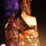 Airi Suzuki Instagram - ✴︎ 平安神宮 桜音夜コンサート2024🌸 ピアニスト菊池亮太さんと。 当日の桜は最高に見頃な状態。 お天気にも恵まれて幸せな1日でした。 このステージにボーカリストが立つのは、なんと私が初めてだったそう。なんと光栄すぎることでしょう... 個人的には、20代ラストの歌唱がこのステージだったことも何かの縁かな？と思うタイミングでした。 なんだかすっごく不思議だったの。 清い、神聖なる、というのはこういう空気のことをいうのかと。ステージの上で歌うことはずっとしてきたはずなのに、その感覚が初めましてなものすぎて。 いつまでも天に向かって歌えそうな気持ちでした。 そして お衣装もヘアメイクも本当に素敵にしていただきました😢 和服をアレンジした感じが良い！っていう私のざっくりとしたオーダーのもと、いつものスタッフさん方が全力で取り組んでくださって完成したものでした☺︎ いつもいつも本当に感謝！！！ 本番はステージが遠かったから細部が見えなかったかと思うので、写真たくさん載せますね☺️ 👘 @lisakubo_kimono 足を運んでくださった皆様もありがとうございました！！ 素敵な週末をお過ごしくださいね ☺︎