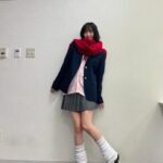 Airi Suzuki Instagram - ✴︎ 先月配信された「なまらめんこいギャル」❄️ ついにオーイシさんの楽曲をカバーさせていただきました☺︎ つい踊りたくなる、テンションの上がる楽曲♡ オーイシさんの曲って歌い終わった後に絶対ハッピーになってるから凄いの！！！！！ 武道館ライブもそのパワーが満ち満ちですごかったな... あ、そうそう "オーイシ武道館"ライブの前にもうこの曲撮ってたので ライブ観ててめっちゃ振り付け完璧にできたんだよね〜😂 現場振りコピ勢の皆様の楽しみ方を思う存分感じれた！☺️ そして、何気になかなか履いたことのなかった ルーズソックス。 ヘアメイクさんが、学生時代ギャルだった人だから笑 ルーズソックスは長ければ長い方が可愛いって教えてくれて 2mのものを選んだものの、伸ばさないと！とかこれくらいの位置で止めるのが足細く見えるから！とか（笑） 整える所とかも色々やってくれたんだけど とにかく手慣れすぎててみんなで爆笑でした😂✌︎ まだ観てない方は要チェックですぞ！！！！ #踊っても動かないマフラーは #スタイリストさんの魔法🧣