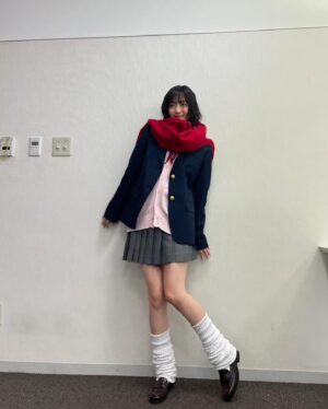 Airi Suzuki Instagram - ✴︎ 
先月配信された「なまらめんこいギャル」❄️
ついにオーイシさんの楽曲をカバーさせていただきました☺︎

つい踊りたくなる、テンションの上がる楽曲♡
オーイシさんの曲って歌い終わった後に絶対ハッピーになってるから凄いの！！！！！
武道館ライブもそのパワーが満ち満ちですごかったな...

あ、そうそう
"オーイシ武道館"ライブの前にもうこの曲撮ってたので
ライブ観ててめっちゃ振り付け完璧にできたんだよね〜😂
現場振りコピ勢の皆様の楽しみ方を思う存分感じれた！☺️

そして、何気になかなか履いたことのなかった
ルーズソックス。

ヘアメイクさんが、学生時代ギャルだった人だから笑
ルーズソックスは長ければ長い方が可愛いって教えてくれて
2mのものを選んだものの、伸ばさないと！とかこれくらいの位置で止めるのが足細く見えるから！とか（笑）
整える所とかも色々やってくれたんだけど
とにかく手慣れすぎててみんなで爆笑でした😂✌︎

まだ観てない方は要チェックですぞ！！！！

#踊っても動かないマフラーは
#スタイリストさんの魔法🧣