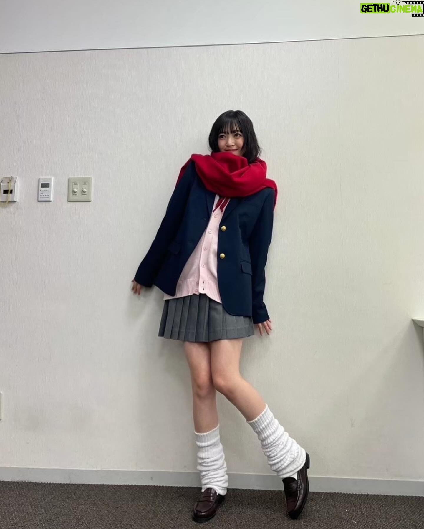 Airi Suzuki - 74.3K Likes - ✴︎
先月配信された「なまらめんこいギャル」❄️
ついにオーイシさんの楽曲をカバーさせていただきました☺︎
つい踊りたくなる、テンションの上がる楽曲♡
オーイシさんの曲って歌い終わった後に絶対ハッピーになってるから凄いの!!!!!
武道館ライブもそのパワーが満ち満ちですごかったな...
あ、そうそう
"オーイシ武道館"ライブの前にもうこの曲撮ってたので
ライブ観ててめっちゃ振り付け完璧にできたんだよね〜😂
現場振りコピ勢の皆様の楽しみ方を思う存分感じれた!☺️
そして、何気になかなか履いたことのなかった
ルーズソックス。
ヘアメイクさんが、学生時代ギャルだった人だから笑
ルーズソックスは長ければ長い方が可愛いって教えてくれて
2mのものを選んだものの、伸ばさないと!とかこれくらいの位置で止めるのが足細く見えるから!とか(笑)
整える所とかも色々やってくれたんだけど
とにかく手慣れすぎててみんなで爆笑でした😂✌︎
まだ観てない方は要チェックですぞ!!!!
#踊っても動かないマフラーは
#スタイリストさんの魔法🧣
