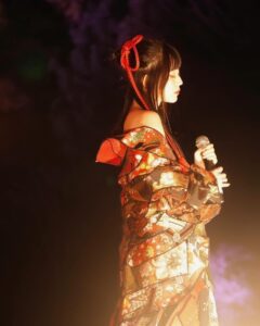 Airi Suzuki Instagram - ✴︎ 平安神宮 桜音夜コンサート2024🌸 ピアニスト菊池亮太さんと。 当日の桜は最高に見頃な状態。 お天気にも恵まれて幸せな1日でした。 このステージにボーカリストが立つのは、なんと私が初めてだったそう。なんと光栄すぎることでしょう... 個人的には、20代ラストの歌唱がこのステージだったことも何かの縁かな？と思うタイミングでした。 なんだかすっごく不思議だったの。 清い、神聖なる、というのはこういう空気のことをいうのかと。ステージの上で歌うことはずっとしてきたはずなのに、その感覚が初めましてなものすぎて。 いつまでも天に向かって歌えそうな気持ちでした。 そして お衣装もヘアメイクも本当に素敵にしていただきました😢 和服をアレンジした感じが良い！っていう私のざっくりとしたオーダーのもと、いつものスタッフさん方が全力で取り組んでくださって完成したものでした☺︎ いつもいつも本当に感謝！！！ 本番はステージが遠かったから細部が見えなかったかと思うので、写真たくさん載せますね☺️ 👘 @lisakubo_kimono 足を運んでくださった皆様もありがとうございました！！ 素敵な週末をお過ごしくださいね ☺︎