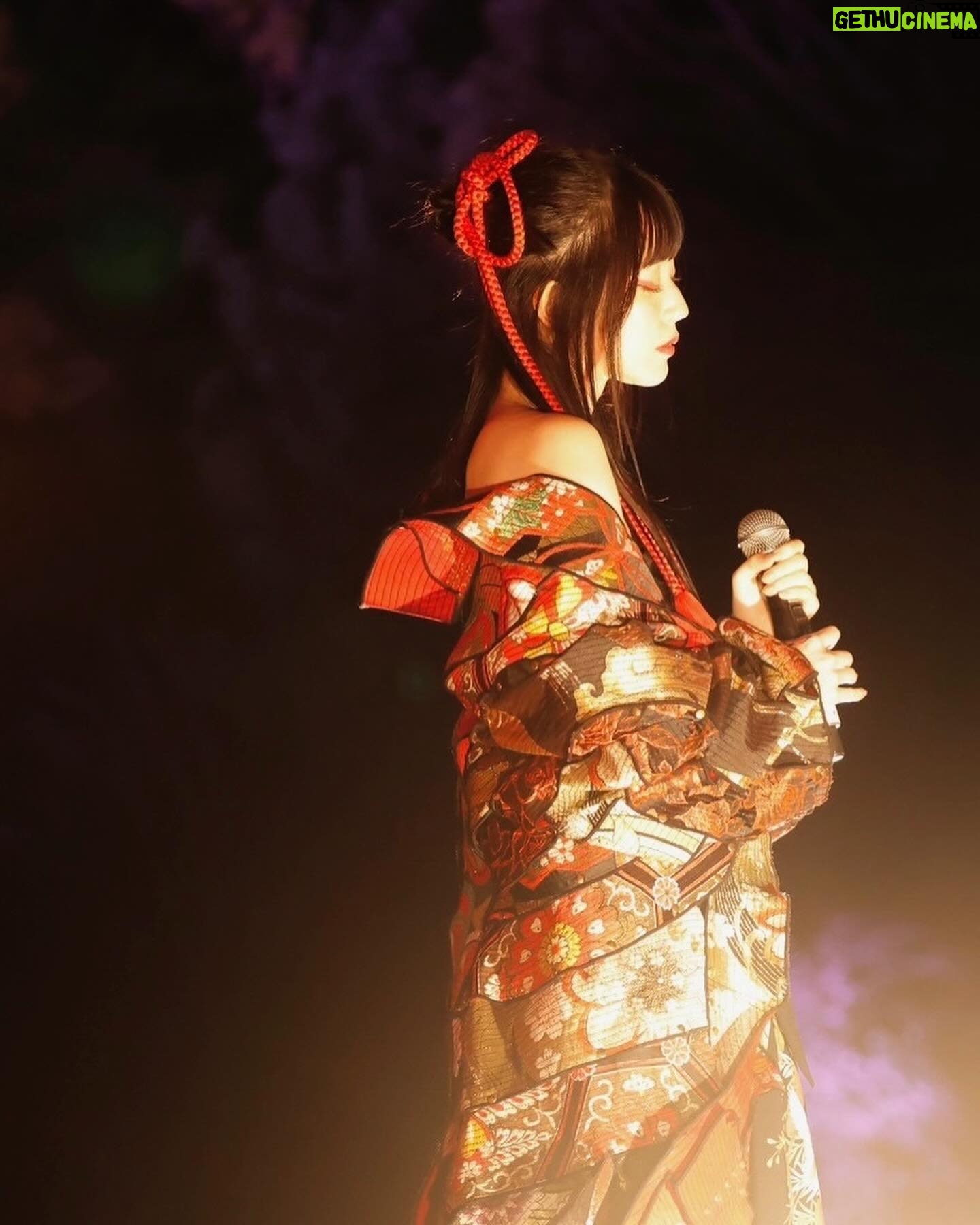 Airi Suzuki - 92K Likes - ✴︎ 平安神宮 桜音夜コンサート2024🌸
ピアニスト菊池亮太さんと。
当日の桜は最高に見頃な状態。
お天気にも恵まれて幸せな1日でした。
このステージにボーカリストが立つのは、なんと私が初めてだったそう。なんと光栄すぎることでしょう...
個人的には、20代ラストの歌唱がこのステージだったことも何かの縁かな?と思うタイミングでした。
なんだかすっごく不思議だったの。
清い、神聖なる、というのはこういう空気のことをいうのかと。ステージの上で歌うことはずっとしてきたはずなのに、その感覚が初めましてなものすぎて。
いつまでも天に向かって歌えそうな気持ちでした。
そして
お衣装もヘアメイクも本当に素敵にしていただきました😢
和服をアレンジした感じが良い!っていう私のざっくりとしたオーダーのもと、いつものスタッフさん方が全力で取り組んでくださって完成したものでした☺︎
いつもいつも本当に感謝!!!
本番はステージが遠かったから細部が見えなかったかと思うので、写真たくさん載せますね☺️
👘 @lisakubo_kimono
足を運んでくださった皆様もありがとうございました!!
素敵な週末をお過ごしくださいね ☺︎