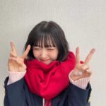 Airi Suzuki Instagram - ✴︎ 先月配信された「なまらめんこいギャル」❄️ ついにオーイシさんの楽曲をカバーさせていただきました☺︎ つい踊りたくなる、テンションの上がる楽曲♡ オーイシさんの曲って歌い終わった後に絶対ハッピーになってるから凄いの！！！！！ 武道館ライブもそのパワーが満ち満ちですごかったな... あ、そうそう "オーイシ武道館"ライブの前にもうこの曲撮ってたので ライブ観ててめっちゃ振り付け完璧にできたんだよね〜😂 現場振りコピ勢の皆様の楽しみ方を思う存分感じれた！☺️ そして、何気になかなか履いたことのなかった ルーズソックス。 ヘアメイクさんが、学生時代ギャルだった人だから笑 ルーズソックスは長ければ長い方が可愛いって教えてくれて 2mのものを選んだものの、伸ばさないと！とかこれくらいの位置で止めるのが足細く見えるから！とか（笑） 整える所とかも色々やってくれたんだけど とにかく手慣れすぎててみんなで爆笑でした😂✌︎ まだ観てない方は要チェックですぞ！！！！ #踊っても動かないマフラーは #スタイリストさんの魔法🧣