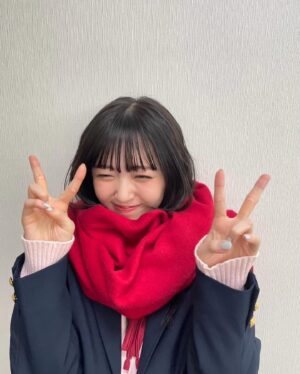Airi Suzuki Instagram - ✴︎ 
先月配信された「なまらめんこいギャル」❄️
ついにオーイシさんの楽曲をカバーさせていただきました☺︎

つい踊りたくなる、テンションの上がる楽曲♡
オーイシさんの曲って歌い終わった後に絶対ハッピーになってるから凄いの！！！！！
武道館ライブもそのパワーが満ち満ちですごかったな...

あ、そうそう
"オーイシ武道館"ライブの前にもうこの曲撮ってたので
ライブ観ててめっちゃ振り付け完璧にできたんだよね〜😂
現場振りコピ勢の皆様の楽しみ方を思う存分感じれた！☺️

そして、何気になかなか履いたことのなかった
ルーズソックス。

ヘアメイクさんが、学生時代ギャルだった人だから笑
ルーズソックスは長ければ長い方が可愛いって教えてくれて
2mのものを選んだものの、伸ばさないと！とかこれくらいの位置で止めるのが足細く見えるから！とか（笑）
整える所とかも色々やってくれたんだけど
とにかく手慣れすぎててみんなで爆笑でした😂✌︎

まだ観てない方は要チェックですぞ！！！！

#踊っても動かないマフラーは
#スタイリストさんの魔法🧣