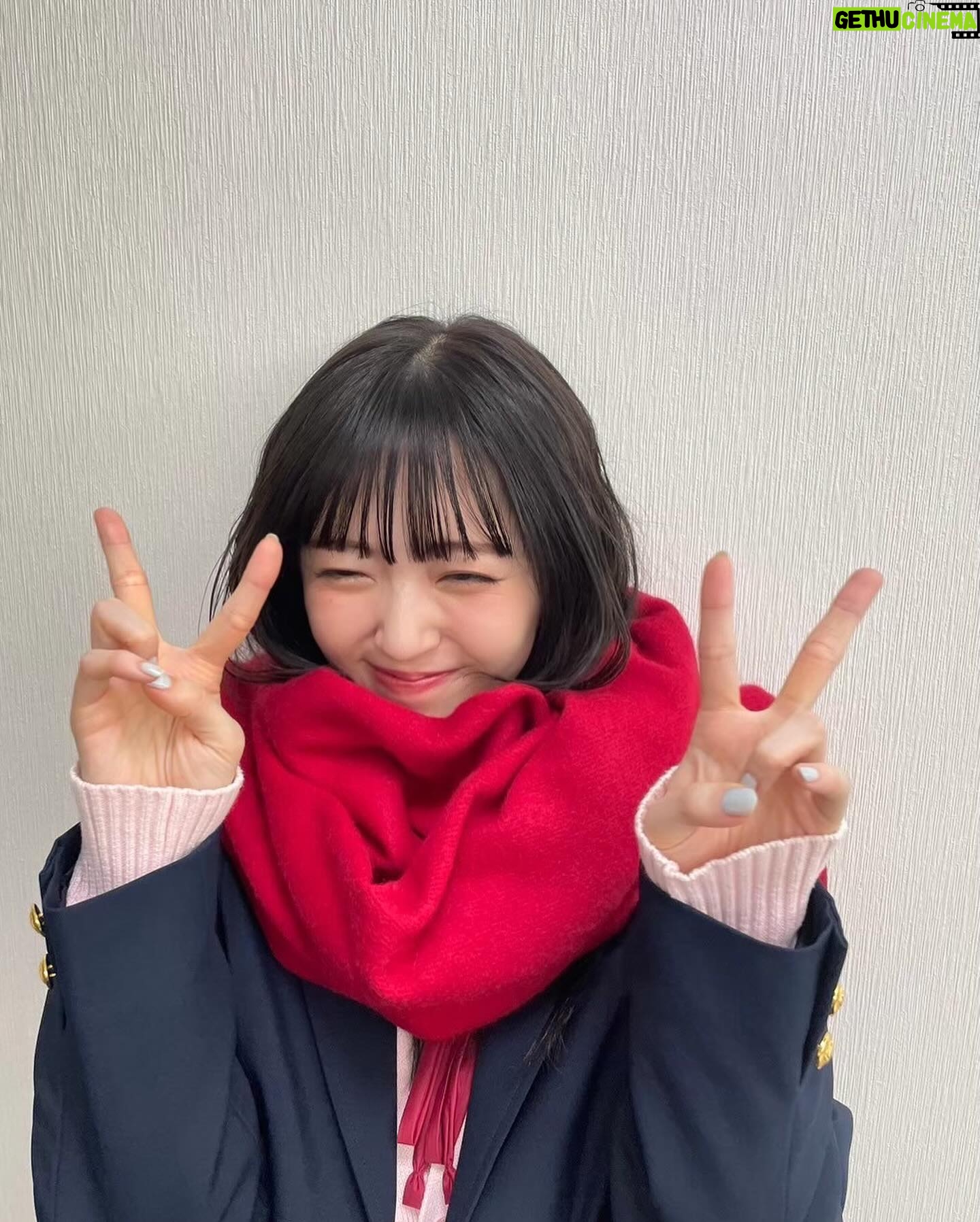 Airi Suzuki - 74.3K Likes - ✴︎
先月配信された「なまらめんこいギャル」❄️
ついにオーイシさんの楽曲をカバーさせていただきました☺︎
つい踊りたくなる、テンションの上がる楽曲♡
オーイシさんの曲って歌い終わった後に絶対ハッピーになってるから凄いの!!!!!
武道館ライブもそのパワーが満ち満ちですごかったな...
あ、そうそう
"オーイシ武道館"ライブの前にもうこの曲撮ってたので
ライブ観ててめっちゃ振り付け完璧にできたんだよね〜😂
現場振りコピ勢の皆様の楽しみ方を思う存分感じれた!☺️
そして、何気になかなか履いたことのなかった
ルーズソックス。
ヘアメイクさんが、学生時代ギャルだった人だから笑
ルーズソックスは長ければ長い方が可愛いって教えてくれて
2mのものを選んだものの、伸ばさないと!とかこれくらいの位置で止めるのが足細く見えるから!とか(笑)
整える所とかも色々やってくれたんだけど
とにかく手慣れすぎててみんなで爆笑でした😂✌︎
まだ観てない方は要チェックですぞ!!!!
#踊っても動かないマフラーは
#スタイリストさんの魔法🧣