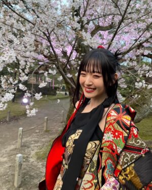 Airi Suzuki Instagram - ✴︎ 平安神宮 桜音夜コンサート2024🌸

ピアニスト菊池亮太さんと。
当日の桜は最高に見頃な状態。
お天気にも恵まれて幸せな1日でした。

このステージにボーカリストが立つのは、なんと私が初めてだったそう。なんと光栄すぎることでしょう...

個人的には、20代ラストの歌唱がこのステージだったことも何かの縁かな？と思うタイミングでした。

なんだかすっごく不思議だったの。
清い、神聖なる、というのはこういう空気のことをいうのかと。ステージの上で歌うことはずっとしてきたはずなのに、その感覚が初めましてなものすぎて。

いつまでも天に向かって歌えそうな気持ちでした。

そして
お衣装もヘアメイクも本当に素敵にしていただきました😢
和服をアレンジした感じが良い！っていう私のざっくりとしたオーダーのもと、いつものスタッフさん方が全力で取り組んでくださって完成したものでした☺︎ 
いつもいつも本当に感謝！！！

本番はステージが遠かったから細部が見えなかったかと思うので、写真たくさん載せますね☺️

👘 @lisakubo_kimono

足を運んでくださった皆様もありがとうございました！！
素敵な週末をお過ごしくださいね ☺︎