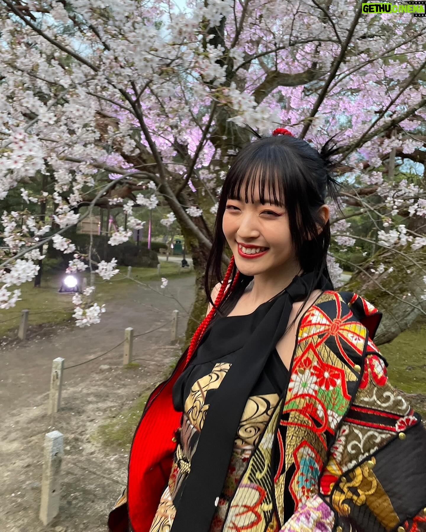 Airi Suzuki - 92K Likes - ✴︎ 平安神宮 桜音夜コンサート2024🌸
ピアニスト菊池亮太さんと。
当日の桜は最高に見頃な状態。
お天気にも恵まれて幸せな1日でした。
このステージにボーカリストが立つのは、なんと私が初めてだったそう。なんと光栄すぎることでしょう...
個人的には、20代ラストの歌唱がこのステージだったことも何かの縁かな?と思うタイミングでした。
なんだかすっごく不思議だったの。
清い、神聖なる、というのはこういう空気のことをいうのかと。ステージの上で歌うことはずっとしてきたはずなのに、その感覚が初めましてなものすぎて。
いつまでも天に向かって歌えそうな気持ちでした。
そして
お衣装もヘアメイクも本当に素敵にしていただきました😢
和服をアレンジした感じが良い!っていう私のざっくりとしたオーダーのもと、いつものスタッフさん方が全力で取り組んでくださって完成したものでした☺︎
いつもいつも本当に感謝!!!
本番はステージが遠かったから細部が見えなかったかと思うので、写真たくさん載せますね☺️
👘 @lisakubo_kimono
足を運んでくださった皆様もありがとうございました!!
素敵な週末をお過ごしくださいね ☺︎