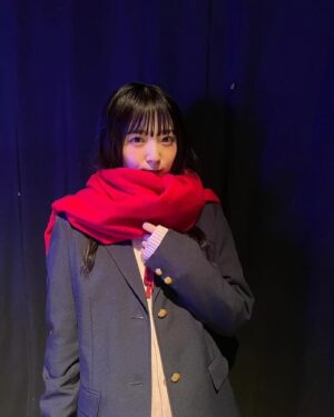 Airi Suzuki Instagram - ✴︎ 
先月配信された「なまらめんこいギャル」❄️
ついにオーイシさんの楽曲をカバーさせていただきました☺︎

つい踊りたくなる、テンションの上がる楽曲♡
オーイシさんの曲って歌い終わった後に絶対ハッピーになってるから凄いの！！！！！
武道館ライブもそのパワーが満ち満ちですごかったな...

あ、そうそう
"オーイシ武道館"ライブの前にもうこの曲撮ってたので
ライブ観ててめっちゃ振り付け完璧にできたんだよね〜😂
現場振りコピ勢の皆様の楽しみ方を思う存分感じれた！☺️

そして、何気になかなか履いたことのなかった
ルーズソックス。

ヘアメイクさんが、学生時代ギャルだった人だから笑
ルーズソックスは長ければ長い方が可愛いって教えてくれて
2mのものを選んだものの、伸ばさないと！とかこれくらいの位置で止めるのが足細く見えるから！とか（笑）
整える所とかも色々やってくれたんだけど
とにかく手慣れすぎててみんなで爆笑でした😂✌︎

まだ観てない方は要チェックですぞ！！！！

#踊っても動かないマフラーは
#スタイリストさんの魔法🧣