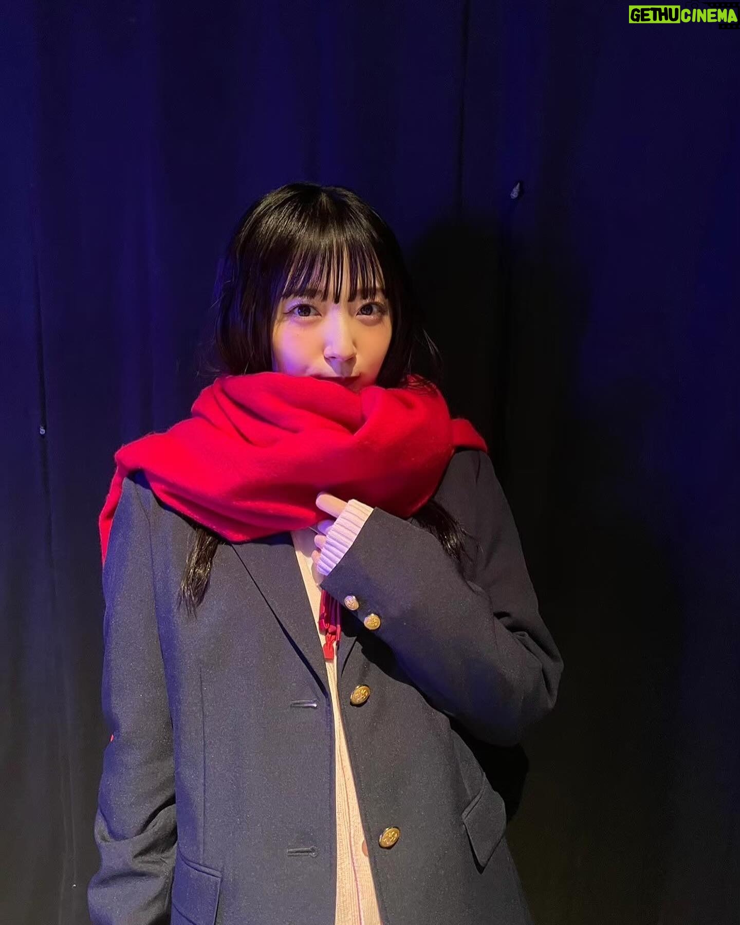 Airi Suzuki - 74.3K Likes - ✴︎
先月配信された「なまらめんこいギャル」❄️
ついにオーイシさんの楽曲をカバーさせていただきました☺︎
つい踊りたくなる、テンションの上がる楽曲♡
オーイシさんの曲って歌い終わった後に絶対ハッピーになってるから凄いの!!!!!
武道館ライブもそのパワーが満ち満ちですごかったな...
あ、そうそう
"オーイシ武道館"ライブの前にもうこの曲撮ってたので
ライブ観ててめっちゃ振り付け完璧にできたんだよね〜😂
現場振りコピ勢の皆様の楽しみ方を思う存分感じれた!☺️
そして、何気になかなか履いたことのなかった
ルーズソックス。
ヘアメイクさんが、学生時代ギャルだった人だから笑
ルーズソックスは長ければ長い方が可愛いって教えてくれて
2mのものを選んだものの、伸ばさないと!とかこれくらいの位置で止めるのが足細く見えるから!とか(笑)
整える所とかも色々やってくれたんだけど
とにかく手慣れすぎててみんなで爆笑でした😂✌︎
まだ観てない方は要チェックですぞ!!!!
#踊っても動かないマフラーは
#スタイリストさんの魔法🧣