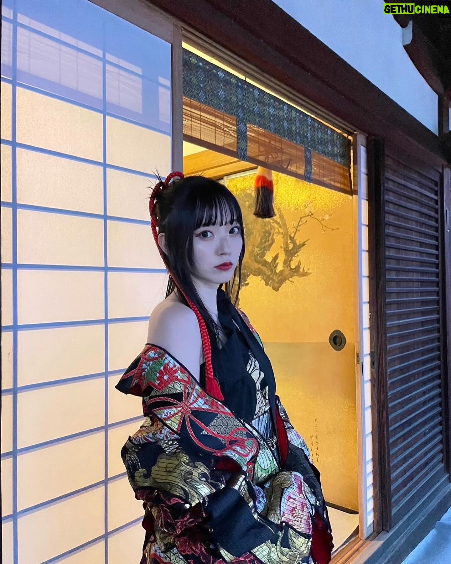 Airi Suzuki - 92K Likes - ✴︎ 平安神宮 桜音夜コンサート2024🌸
ピアニスト菊池亮太さんと。
当日の桜は最高に見頃な状態。
お天気にも恵まれて幸せな1日でした。
このステージにボーカリストが立つのは、なんと私が初めてだったそう。なんと光栄すぎることでしょう...
個人的には、20代ラストの歌唱がこのステージだったことも何かの縁かな?と思うタイミングでした。
なんだかすっごく不思議だったの。
清い、神聖なる、というのはこういう空気のことをいうのかと。ステージの上で歌うことはずっとしてきたはずなのに、その感覚が初めましてなものすぎて。
いつまでも天に向かって歌えそうな気持ちでした。
そして
お衣装もヘアメイクも本当に素敵にしていただきました😢
和服をアレンジした感じが良い!っていう私のざっくりとしたオーダーのもと、いつものスタッフさん方が全力で取り組んでくださって完成したものでした☺︎
いつもいつも本当に感謝!!!
本番はステージが遠かったから細部が見えなかったかと思うので、写真たくさん載せますね☺️
👘 @lisakubo_kimono
足を運んでくださった皆様もありがとうございました!!
素敵な週末をお過ごしくださいね ☺︎