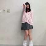 Airi Suzuki Instagram - ✴︎ 先月配信された「なまらめんこいギャル」❄️ ついにオーイシさんの楽曲をカバーさせていただきました☺︎ つい踊りたくなる、テンションの上がる楽曲♡ オーイシさんの曲って歌い終わった後に絶対ハッピーになってるから凄いの！！！！！ 武道館ライブもそのパワーが満ち満ちですごかったな... あ、そうそう "オーイシ武道館"ライブの前にもうこの曲撮ってたので ライブ観ててめっちゃ振り付け完璧にできたんだよね〜😂 現場振りコピ勢の皆様の楽しみ方を思う存分感じれた！☺️ そして、何気になかなか履いたことのなかった ルーズソックス。 ヘアメイクさんが、学生時代ギャルだった人だから笑 ルーズソックスは長ければ長い方が可愛いって教えてくれて 2mのものを選んだものの、伸ばさないと！とかこれくらいの位置で止めるのが足細く見えるから！とか（笑） 整える所とかも色々やってくれたんだけど とにかく手慣れすぎててみんなで爆笑でした😂✌︎ まだ観てない方は要チェックですぞ！！！！ #踊っても動かないマフラーは #スタイリストさんの魔法🧣