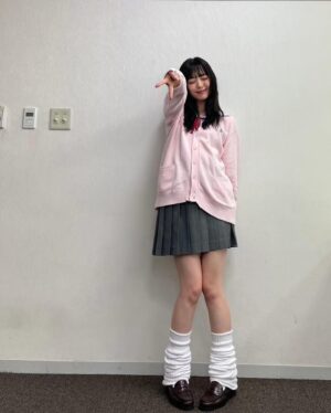 Airi Suzuki Instagram - ✴︎ 
先月配信された「なまらめんこいギャル」❄️
ついにオーイシさんの楽曲をカバーさせていただきました☺︎

つい踊りたくなる、テンションの上がる楽曲♡
オーイシさんの曲って歌い終わった後に絶対ハッピーになってるから凄いの！！！！！
武道館ライブもそのパワーが満ち満ちですごかったな...

あ、そうそう
"オーイシ武道館"ライブの前にもうこの曲撮ってたので
ライブ観ててめっちゃ振り付け完璧にできたんだよね〜😂
現場振りコピ勢の皆様の楽しみ方を思う存分感じれた！☺️

そして、何気になかなか履いたことのなかった
ルーズソックス。

ヘアメイクさんが、学生時代ギャルだった人だから笑
ルーズソックスは長ければ長い方が可愛いって教えてくれて
2mのものを選んだものの、伸ばさないと！とかこれくらいの位置で止めるのが足細く見えるから！とか（笑）
整える所とかも色々やってくれたんだけど
とにかく手慣れすぎててみんなで爆笑でした😂✌︎

まだ観てない方は要チェックですぞ！！！！

#踊っても動かないマフラーは
#スタイリストさんの魔法🧣