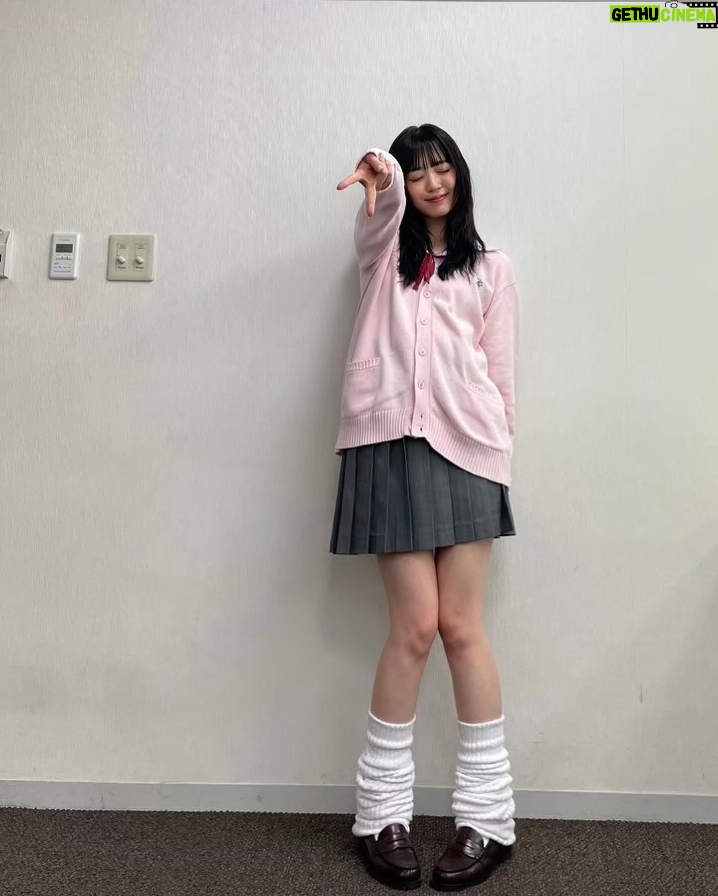 Airi Suzuki - 74.3K Likes - ✴︎
先月配信された「なまらめんこいギャル」❄️
ついにオーイシさんの楽曲をカバーさせていただきました☺︎
つい踊りたくなる、テンションの上がる楽曲♡
オーイシさんの曲って歌い終わった後に絶対ハッピーになってるから凄いの!!!!!
武道館ライブもそのパワーが満ち満ちですごかったな...
あ、そうそう
"オーイシ武道館"ライブの前にもうこの曲撮ってたので
ライブ観ててめっちゃ振り付け完璧にできたんだよね〜😂
現場振りコピ勢の皆様の楽しみ方を思う存分感じれた!☺️
そして、何気になかなか履いたことのなかった
ルーズソックス。
ヘアメイクさんが、学生時代ギャルだった人だから笑
ルーズソックスは長ければ長い方が可愛いって教えてくれて
2mのものを選んだものの、伸ばさないと!とかこれくらいの位置で止めるのが足細く見えるから!とか(笑)
整える所とかも色々やってくれたんだけど
とにかく手慣れすぎててみんなで爆笑でした😂✌︎
まだ観てない方は要チェックですぞ!!!!
#踊っても動かないマフラーは
#スタイリストさんの魔法🧣