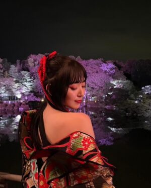 Airi Suzuki Instagram - ✴︎ 平安神宮 桜音夜コンサート2024🌸

ピアニスト菊池亮太さんと。
当日の桜は最高に見頃な状態。
お天気にも恵まれて幸せな1日でした。

このステージにボーカリストが立つのは、なんと私が初めてだったそう。なんと光栄すぎることでしょう...

個人的には、20代ラストの歌唱がこのステージだったことも何かの縁かな？と思うタイミングでした。

なんだかすっごく不思議だったの。
清い、神聖なる、というのはこういう空気のことをいうのかと。ステージの上で歌うことはずっとしてきたはずなのに、その感覚が初めましてなものすぎて。

いつまでも天に向かって歌えそうな気持ちでした。

そして
お衣装もヘアメイクも本当に素敵にしていただきました😢
和服をアレンジした感じが良い！っていう私のざっくりとしたオーダーのもと、いつものスタッフさん方が全力で取り組んでくださって完成したものでした☺︎ 
いつもいつも本当に感謝！！！

本番はステージが遠かったから細部が見えなかったかと思うので、写真たくさん載せますね☺️

👘 @lisakubo_kimono

足を運んでくださった皆様もありがとうございました！！
素敵な週末をお過ごしくださいね ☺︎