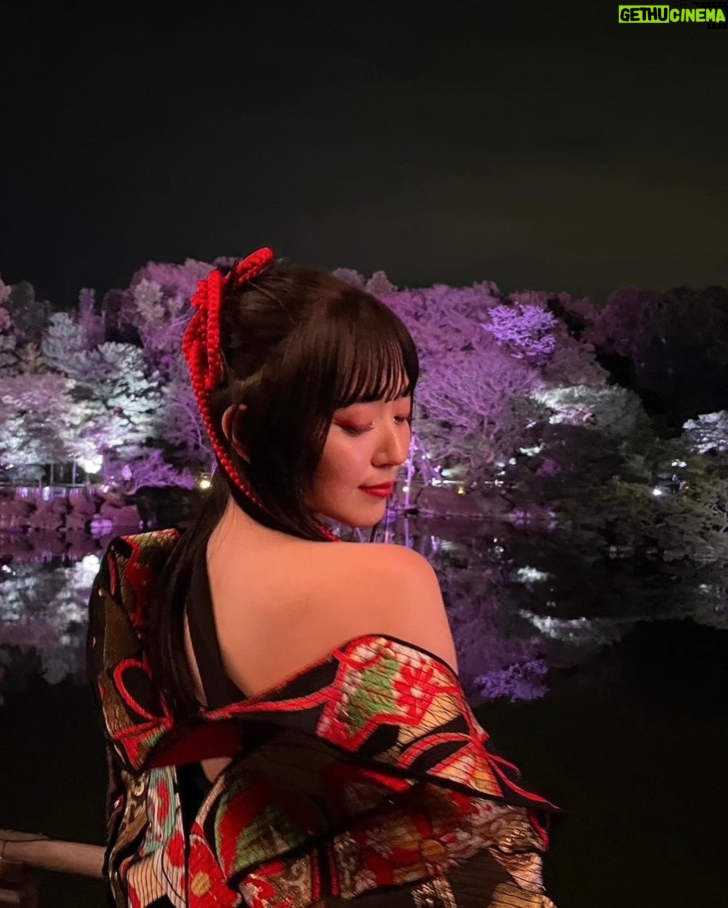 Airi Suzuki - 92K Likes - ✴︎ 平安神宮 桜音夜コンサート2024🌸
ピアニスト菊池亮太さんと。
当日の桜は最高に見頃な状態。
お天気にも恵まれて幸せな1日でした。
このステージにボーカリストが立つのは、なんと私が初めてだったそう。なんと光栄すぎることでしょう...
個人的には、20代ラストの歌唱がこのステージだったことも何かの縁かな?と思うタイミングでした。
なんだかすっごく不思議だったの。
清い、神聖なる、というのはこういう空気のことをいうのかと。ステージの上で歌うことはずっとしてきたはずなのに、その感覚が初めましてなものすぎて。
いつまでも天に向かって歌えそうな気持ちでした。
そして
お衣装もヘアメイクも本当に素敵にしていただきました😢
和服をアレンジした感じが良い!っていう私のざっくりとしたオーダーのもと、いつものスタッフさん方が全力で取り組んでくださって完成したものでした☺︎
いつもいつも本当に感謝!!!
本番はステージが遠かったから細部が見えなかったかと思うので、写真たくさん載せますね☺️
👘 @lisakubo_kimono
足を運んでくださった皆様もありがとうございました!!
素敵な週末をお過ごしくださいね ☺︎