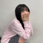 Airi Suzuki Instagram - ✴︎ 先月配信された「なまらめんこいギャル」❄️ ついにオーイシさんの楽曲をカバーさせていただきました☺︎ つい踊りたくなる、テンションの上がる楽曲♡ オーイシさんの曲って歌い終わった後に絶対ハッピーになってるから凄いの！！！！！ 武道館ライブもそのパワーが満ち満ちですごかったな... あ、そうそう "オーイシ武道館"ライブの前にもうこの曲撮ってたので ライブ観ててめっちゃ振り付け完璧にできたんだよね〜😂 現場振りコピ勢の皆様の楽しみ方を思う存分感じれた！☺️ そして、何気になかなか履いたことのなかった ルーズソックス。 ヘアメイクさんが、学生時代ギャルだった人だから笑 ルーズソックスは長ければ長い方が可愛いって教えてくれて 2mのものを選んだものの、伸ばさないと！とかこれくらいの位置で止めるのが足細く見えるから！とか（笑） 整える所とかも色々やってくれたんだけど とにかく手慣れすぎててみんなで爆笑でした😂✌︎ まだ観てない方は要チェックですぞ！！！！ #踊っても動かないマフラーは #スタイリストさんの魔法🧣