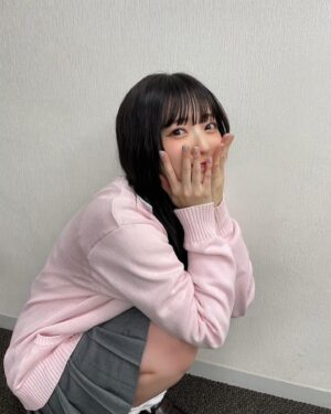 Airi Suzuki Instagram - ✴︎ 
先月配信された「なまらめんこいギャル」❄️
ついにオーイシさんの楽曲をカバーさせていただきました☺︎

つい踊りたくなる、テンションの上がる楽曲♡
オーイシさんの曲って歌い終わった後に絶対ハッピーになってるから凄いの！！！！！
武道館ライブもそのパワーが満ち満ちですごかったな...

あ、そうそう
"オーイシ武道館"ライブの前にもうこの曲撮ってたので
ライブ観ててめっちゃ振り付け完璧にできたんだよね〜😂
現場振りコピ勢の皆様の楽しみ方を思う存分感じれた！☺️

そして、何気になかなか履いたことのなかった
ルーズソックス。

ヘアメイクさんが、学生時代ギャルだった人だから笑
ルーズソックスは長ければ長い方が可愛いって教えてくれて
2mのものを選んだものの、伸ばさないと！とかこれくらいの位置で止めるのが足細く見えるから！とか（笑）
整える所とかも色々やってくれたんだけど
とにかく手慣れすぎててみんなで爆笑でした😂✌︎

まだ観てない方は要チェックですぞ！！！！

#踊っても動かないマフラーは
#スタイリストさんの魔法🧣