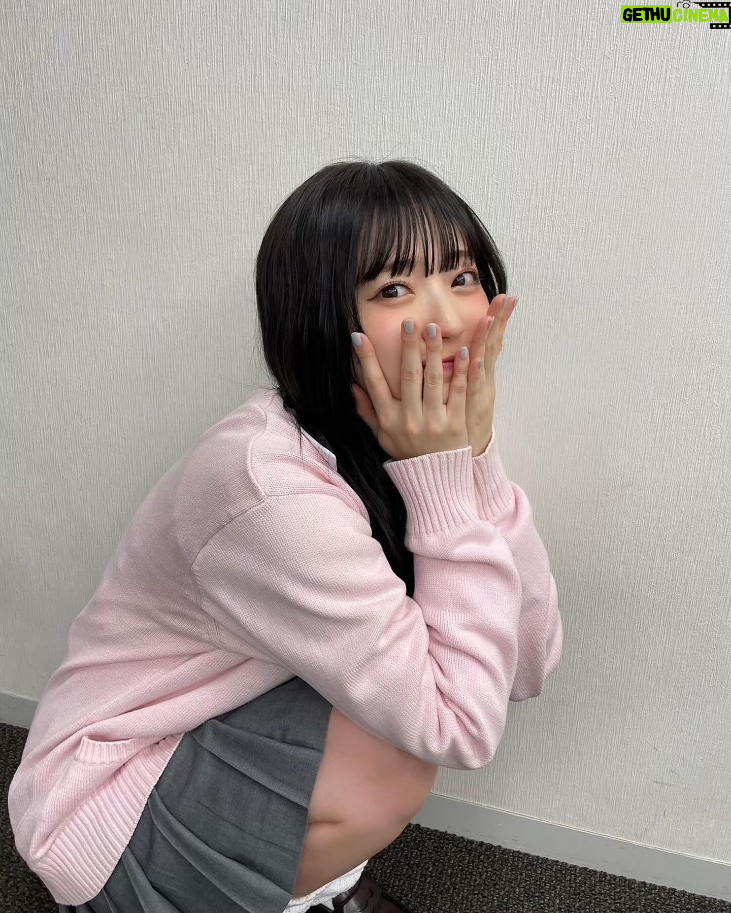 Airi Suzuki - 74.3K Likes - ✴︎
先月配信された「なまらめんこいギャル」❄️
ついにオーイシさんの楽曲をカバーさせていただきました☺︎
つい踊りたくなる、テンションの上がる楽曲♡
オーイシさんの曲って歌い終わった後に絶対ハッピーになってるから凄いの!!!!!
武道館ライブもそのパワーが満ち満ちですごかったな...
あ、そうそう
"オーイシ武道館"ライブの前にもうこの曲撮ってたので
ライブ観ててめっちゃ振り付け完璧にできたんだよね〜😂
現場振りコピ勢の皆様の楽しみ方を思う存分感じれた!☺️
そして、何気になかなか履いたことのなかった
ルーズソックス。
ヘアメイクさんが、学生時代ギャルだった人だから笑
ルーズソックスは長ければ長い方が可愛いって教えてくれて
2mのものを選んだものの、伸ばさないと!とかこれくらいの位置で止めるのが足細く見えるから!とか(笑)
整える所とかも色々やってくれたんだけど
とにかく手慣れすぎててみんなで爆笑でした😂✌︎
まだ観てない方は要チェックですぞ!!!!
#踊っても動かないマフラーは
#スタイリストさんの魔法🧣