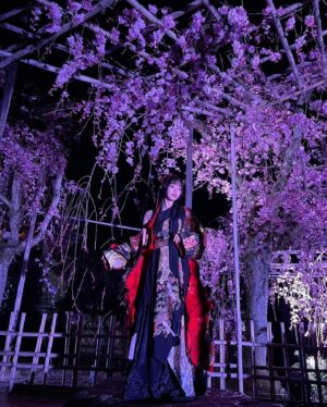 Airi Suzuki Instagram - ✴︎ 平安神宮 桜音夜コンサート2024🌸

ピアニスト菊池亮太さんと。
当日の桜は最高に見頃な状態。
お天気にも恵まれて幸せな1日でした。

このステージにボーカリストが立つのは、なんと私が初めてだったそう。なんと光栄すぎることでしょう...

個人的には、20代ラストの歌唱がこのステージだったことも何かの縁かな？と思うタイミングでした。

なんだかすっごく不思議だったの。
清い、神聖なる、というのはこういう空気のことをいうのかと。ステージの上で歌うことはずっとしてきたはずなのに、その感覚が初めましてなものすぎて。

いつまでも天に向かって歌えそうな気持ちでした。

そして
お衣装もヘアメイクも本当に素敵にしていただきました😢
和服をアレンジした感じが良い！っていう私のざっくりとしたオーダーのもと、いつものスタッフさん方が全力で取り組んでくださって完成したものでした☺︎ 
いつもいつも本当に感謝！！！

本番はステージが遠かったから細部が見えなかったかと思うので、写真たくさん載せますね☺️

👘 @lisakubo_kimono

足を運んでくださった皆様もありがとうございました！！
素敵な週末をお過ごしくださいね ☺︎