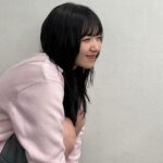 Airi Suzuki Instagram - ✴︎ 先月配信された「なまらめんこいギャル」❄️ ついにオーイシさんの楽曲をカバーさせていただきました☺︎ つい踊りたくなる、テンションの上がる楽曲♡ オーイシさんの曲って歌い終わった後に絶対ハッピーになってるから凄いの！！！！！ 武道館ライブもそのパワーが満ち満ちですごかったな... あ、そうそう "オーイシ武道館"ライブの前にもうこの曲撮ってたので ライブ観ててめっちゃ振り付け完璧にできたんだよね〜😂 現場振りコピ勢の皆様の楽しみ方を思う存分感じれた！☺️ そして、何気になかなか履いたことのなかった ルーズソックス。 ヘアメイクさんが、学生時代ギャルだった人だから笑 ルーズソックスは長ければ長い方が可愛いって教えてくれて 2mのものを選んだものの、伸ばさないと！とかこれくらいの位置で止めるのが足細く見えるから！とか（笑） 整える所とかも色々やってくれたんだけど とにかく手慣れすぎててみんなで爆笑でした😂✌︎ まだ観てない方は要チェックですぞ！！！！ #踊っても動かないマフラーは #スタイリストさんの魔法🧣