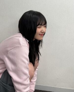Airi Suzuki Instagram - ✴︎ 
先月配信された「なまらめんこいギャル」❄️
ついにオーイシさんの楽曲をカバーさせていただきました☺︎

つい踊りたくなる、テンションの上がる楽曲♡
オーイシさんの曲って歌い終わった後に絶対ハッピーになってるから凄いの！！！！！
武道館ライブもそのパワーが満ち満ちですごかったな...

あ、そうそう
"オーイシ武道館"ライブの前にもうこの曲撮ってたので
ライブ観ててめっちゃ振り付け完璧にできたんだよね〜😂
現場振りコピ勢の皆様の楽しみ方を思う存分感じれた！☺️

そして、何気になかなか履いたことのなかった
ルーズソックス。

ヘアメイクさんが、学生時代ギャルだった人だから笑
ルーズソックスは長ければ長い方が可愛いって教えてくれて
2mのものを選んだものの、伸ばさないと！とかこれくらいの位置で止めるのが足細く見えるから！とか（笑）
整える所とかも色々やってくれたんだけど
とにかく手慣れすぎててみんなで爆笑でした😂✌︎

まだ観てない方は要チェックですぞ！！！！

#踊っても動かないマフラーは
#スタイリストさんの魔法🧣