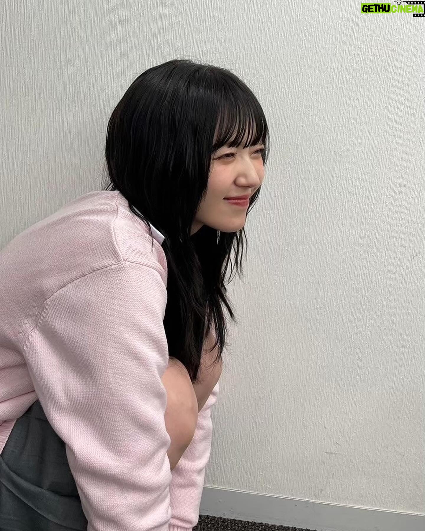 Airi Suzuki - 74.3K Likes - ✴︎
先月配信された「なまらめんこいギャル」❄️
ついにオーイシさんの楽曲をカバーさせていただきました☺︎
つい踊りたくなる、テンションの上がる楽曲♡
オーイシさんの曲って歌い終わった後に絶対ハッピーになってるから凄いの!!!!!
武道館ライブもそのパワーが満ち満ちですごかったな...
あ、そうそう
"オーイシ武道館"ライブの前にもうこの曲撮ってたので
ライブ観ててめっちゃ振り付け完璧にできたんだよね〜😂
現場振りコピ勢の皆様の楽しみ方を思う存分感じれた!☺️
そして、何気になかなか履いたことのなかった
ルーズソックス。
ヘアメイクさんが、学生時代ギャルだった人だから笑
ルーズソックスは長ければ長い方が可愛いって教えてくれて
2mのものを選んだものの、伸ばさないと!とかこれくらいの位置で止めるのが足細く見えるから!とか(笑)
整える所とかも色々やってくれたんだけど
とにかく手慣れすぎててみんなで爆笑でした😂✌︎
まだ観てない方は要チェックですぞ!!!!
#踊っても動かないマフラーは
#スタイリストさんの魔法🧣
