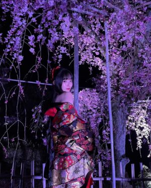 Airi Suzuki Instagram - ✴︎ 平安神宮 桜音夜コンサート2024🌸

ピアニスト菊池亮太さんと。
当日の桜は最高に見頃な状態。
お天気にも恵まれて幸せな1日でした。

このステージにボーカリストが立つのは、なんと私が初めてだったそう。なんと光栄すぎることでしょう...

個人的には、20代ラストの歌唱がこのステージだったことも何かの縁かな？と思うタイミングでした。

なんだかすっごく不思議だったの。
清い、神聖なる、というのはこういう空気のことをいうのかと。ステージの上で歌うことはずっとしてきたはずなのに、その感覚が初めましてなものすぎて。

いつまでも天に向かって歌えそうな気持ちでした。

そして
お衣装もヘアメイクも本当に素敵にしていただきました😢
和服をアレンジした感じが良い！っていう私のざっくりとしたオーダーのもと、いつものスタッフさん方が全力で取り組んでくださって完成したものでした☺︎ 
いつもいつも本当に感謝！！！

本番はステージが遠かったから細部が見えなかったかと思うので、写真たくさん載せますね☺️

👘 @lisakubo_kimono

足を運んでくださった皆様もありがとうございました！！
素敵な週末をお過ごしくださいね ☺︎