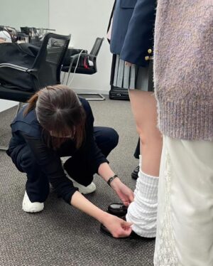 Airi Suzuki Instagram - ✴︎ 
先月配信された「なまらめんこいギャル」❄️
ついにオーイシさんの楽曲をカバーさせていただきました☺︎

つい踊りたくなる、テンションの上がる楽曲♡
オーイシさんの曲って歌い終わった後に絶対ハッピーになってるから凄いの！！！！！
武道館ライブもそのパワーが満ち満ちですごかったな...

あ、そうそう
"オーイシ武道館"ライブの前にもうこの曲撮ってたので
ライブ観ててめっちゃ振り付け完璧にできたんだよね〜😂
現場振りコピ勢の皆様の楽しみ方を思う存分感じれた！☺️

そして、何気になかなか履いたことのなかった
ルーズソックス。

ヘアメイクさんが、学生時代ギャルだった人だから笑
ルーズソックスは長ければ長い方が可愛いって教えてくれて
2mのものを選んだものの、伸ばさないと！とかこれくらいの位置で止めるのが足細く見えるから！とか（笑）
整える所とかも色々やってくれたんだけど
とにかく手慣れすぎててみんなで爆笑でした😂✌︎

まだ観てない方は要チェックですぞ！！！！

#踊っても動かないマフラーは
#スタイリストさんの魔法🧣