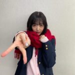 Airi Suzuki Instagram - ✴︎ 先月配信された「なまらめんこいギャル」❄️ ついにオーイシさんの楽曲をカバーさせていただきました☺︎ つい踊りたくなる、テンションの上がる楽曲♡ オーイシさんの曲って歌い終わった後に絶対ハッピーになってるから凄いの！！！！！ 武道館ライブもそのパワーが満ち満ちですごかったな... あ、そうそう "オーイシ武道館"ライブの前にもうこの曲撮ってたので ライブ観ててめっちゃ振り付け完璧にできたんだよね〜😂 現場振りコピ勢の皆様の楽しみ方を思う存分感じれた！☺️ そして、何気になかなか履いたことのなかった ルーズソックス。 ヘアメイクさんが、学生時代ギャルだった人だから笑 ルーズソックスは長ければ長い方が可愛いって教えてくれて 2mのものを選んだものの、伸ばさないと！とかこれくらいの位置で止めるのが足細く見えるから！とか（笑） 整える所とかも色々やってくれたんだけど とにかく手慣れすぎててみんなで爆笑でした😂✌︎ まだ観てない方は要チェックですぞ！！！！ #踊っても動かないマフラーは #スタイリストさんの魔法🧣