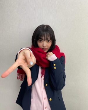 Airi Suzuki Instagram - ✴︎ 
先月配信された「なまらめんこいギャル」❄️
ついにオーイシさんの楽曲をカバーさせていただきました☺︎

つい踊りたくなる、テンションの上がる楽曲♡
オーイシさんの曲って歌い終わった後に絶対ハッピーになってるから凄いの！！！！！
武道館ライブもそのパワーが満ち満ちですごかったな...

あ、そうそう
"オーイシ武道館"ライブの前にもうこの曲撮ってたので
ライブ観ててめっちゃ振り付け完璧にできたんだよね〜😂
現場振りコピ勢の皆様の楽しみ方を思う存分感じれた！☺️

そして、何気になかなか履いたことのなかった
ルーズソックス。

ヘアメイクさんが、学生時代ギャルだった人だから笑
ルーズソックスは長ければ長い方が可愛いって教えてくれて
2mのものを選んだものの、伸ばさないと！とかこれくらいの位置で止めるのが足細く見えるから！とか（笑）
整える所とかも色々やってくれたんだけど
とにかく手慣れすぎててみんなで爆笑でした😂✌︎

まだ観てない方は要チェックですぞ！！！！

#踊っても動かないマフラーは
#スタイリストさんの魔法🧣