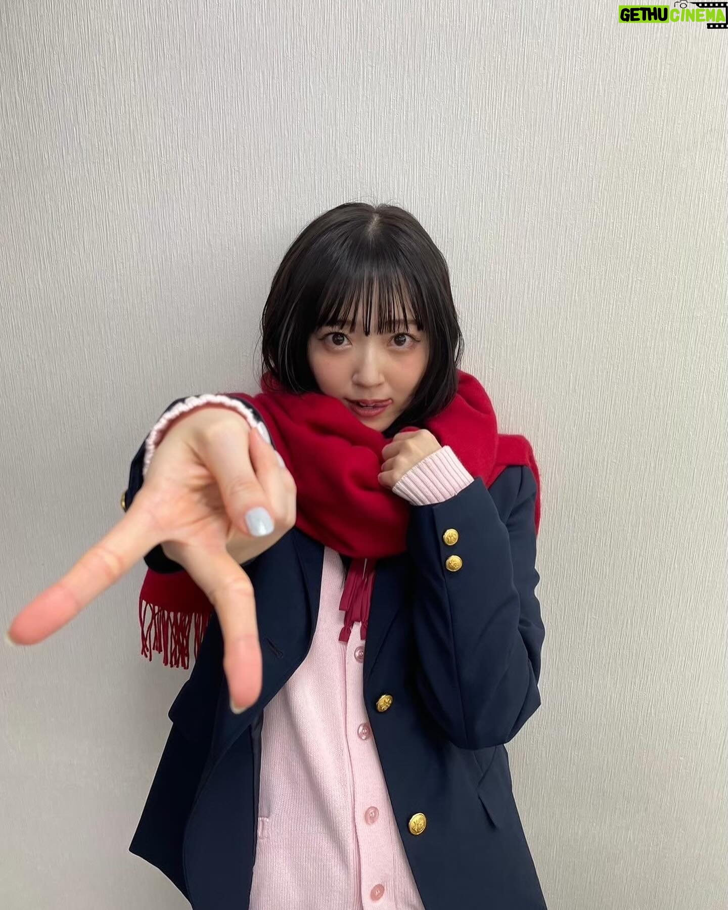 Airi Suzuki - 74.3K Likes - ✴︎
先月配信された「なまらめんこいギャル」❄️
ついにオーイシさんの楽曲をカバーさせていただきました☺︎
つい踊りたくなる、テンションの上がる楽曲♡
オーイシさんの曲って歌い終わった後に絶対ハッピーになってるから凄いの!!!!!
武道館ライブもそのパワーが満ち満ちですごかったな...
あ、そうそう
"オーイシ武道館"ライブの前にもうこの曲撮ってたので
ライブ観ててめっちゃ振り付け完璧にできたんだよね〜😂
現場振りコピ勢の皆様の楽しみ方を思う存分感じれた!☺️
そして、何気になかなか履いたことのなかった
ルーズソックス。
ヘアメイクさんが、学生時代ギャルだった人だから笑
ルーズソックスは長ければ長い方が可愛いって教えてくれて
2mのものを選んだものの、伸ばさないと!とかこれくらいの位置で止めるのが足細く見えるから!とか(笑)
整える所とかも色々やってくれたんだけど
とにかく手慣れすぎててみんなで爆笑でした😂✌︎
まだ観てない方は要チェックですぞ!!!!
#踊っても動かないマフラーは
#スタイリストさんの魔法🧣