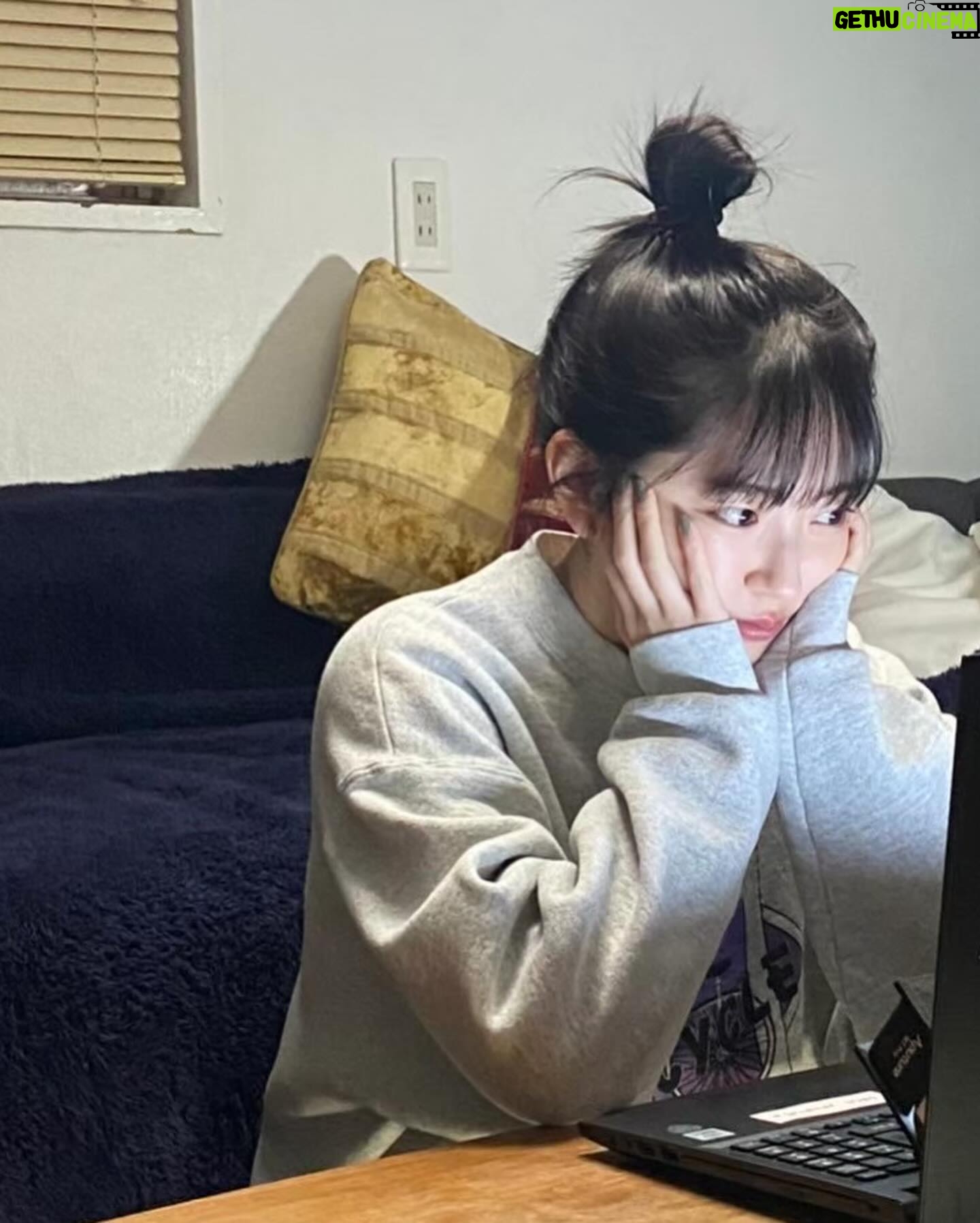 Airi Suzuki Instagram - ✴︎ ドラマ「ある日、下北沢で」 ドラマでのお洋服がとても可愛くてきゅんきゅん。 撮影時のオフショットあげていこうかなーと😌 そして番宣で出させていただいたときの衣装を改めて☺︎ 🩶TOKYO MX「土曜はカラフル‼︎!」 blouse,bustier,skirt @lecielbleu_official boots @alm._official earring @felice___.handmade bracelet @meteor.accessories ring @enn._official #最近の衣装たち ドラマ内の衣装は、 ドラマ公式アカウントにてタグ付けされています☺︎ @onedayshimokita 数々の配信サイトで配信されることになったこのドラマ。 皆様、ぜひこれからもたくさん愛してくださいね♡ 《配信先》 ・U-NEXT ・ビデオマーケット ・Amazonプライム ・ABEMA (5/20~) ・BS11 ・FANYチャンネル&Lemino