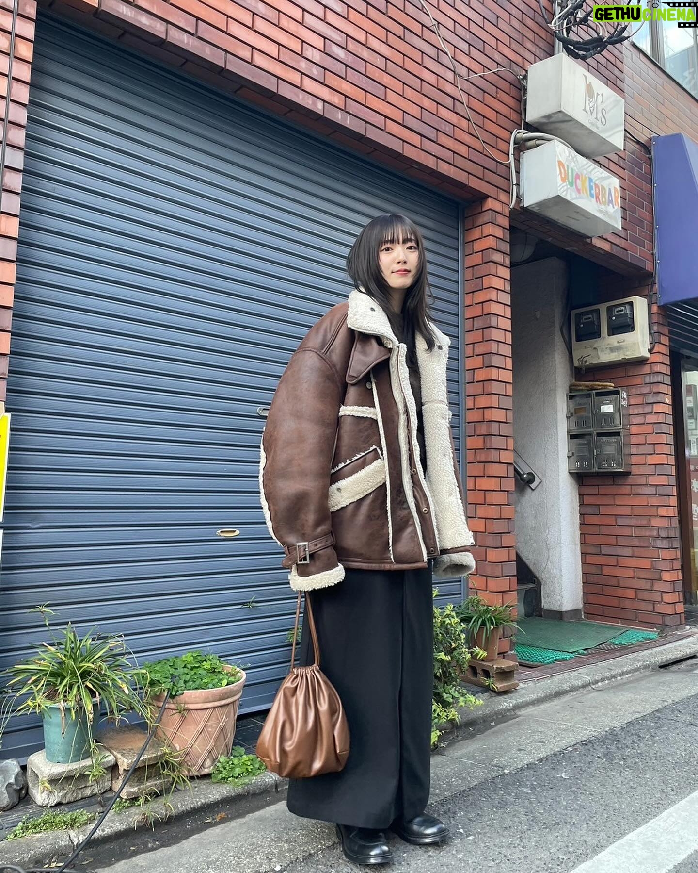Airi Suzuki Instagram - ✴︎ ドラマ「ある日、下北沢で」 ドラマでのお洋服がとても可愛くてきゅんきゅん。 撮影時のオフショットあげていこうかなーと😌 そして番宣で出させていただいたときの衣装を改めて☺︎ 🩶TOKYO MX「土曜はカラフル‼︎!」 blouse,bustier,skirt @lecielbleu_official boots @alm._official earring @felice___.handmade bracelet @meteor.accessories ring @enn._official #最近の衣装たち ドラマ内の衣装は、 ドラマ公式アカウントにてタグ付けされています☺︎ @onedayshimokita 数々の配信サイトで配信されることになったこのドラマ。 皆様、ぜひこれからもたくさん愛してくださいね♡ 《配信先》 ・U-NEXT ・ビデオマーケット ・Amazonプライム ・ABEMA (5/20~) ・BS11 ・FANYチャンネル&Lemino