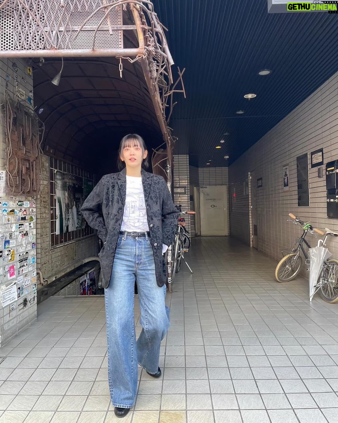 Airi Suzuki Instagram - ✴︎ ドラマ「ある日、下北沢で」 ドラマでのお洋服がとても可愛くてきゅんきゅん。 撮影時のオフショットあげていこうかなーと😌 そして番宣で出させていただいたときの衣装を改めて☺︎ 🩶TOKYO MX「土曜はカラフル‼︎!」 blouse,bustier,skirt @lecielbleu_official boots @alm._official earring @felice___.handmade bracelet @meteor.accessories ring @enn._official #最近の衣装たち ドラマ内の衣装は、 ドラマ公式アカウントにてタグ付けされています☺︎ @onedayshimokita 数々の配信サイトで配信されることになったこのドラマ。 皆様、ぜひこれからもたくさん愛してくださいね♡ 《配信先》 ・U-NEXT ・ビデオマーケット ・Amazonプライム ・ABEMA (5/20~) ・BS11 ・FANYチャンネル&Lemino
