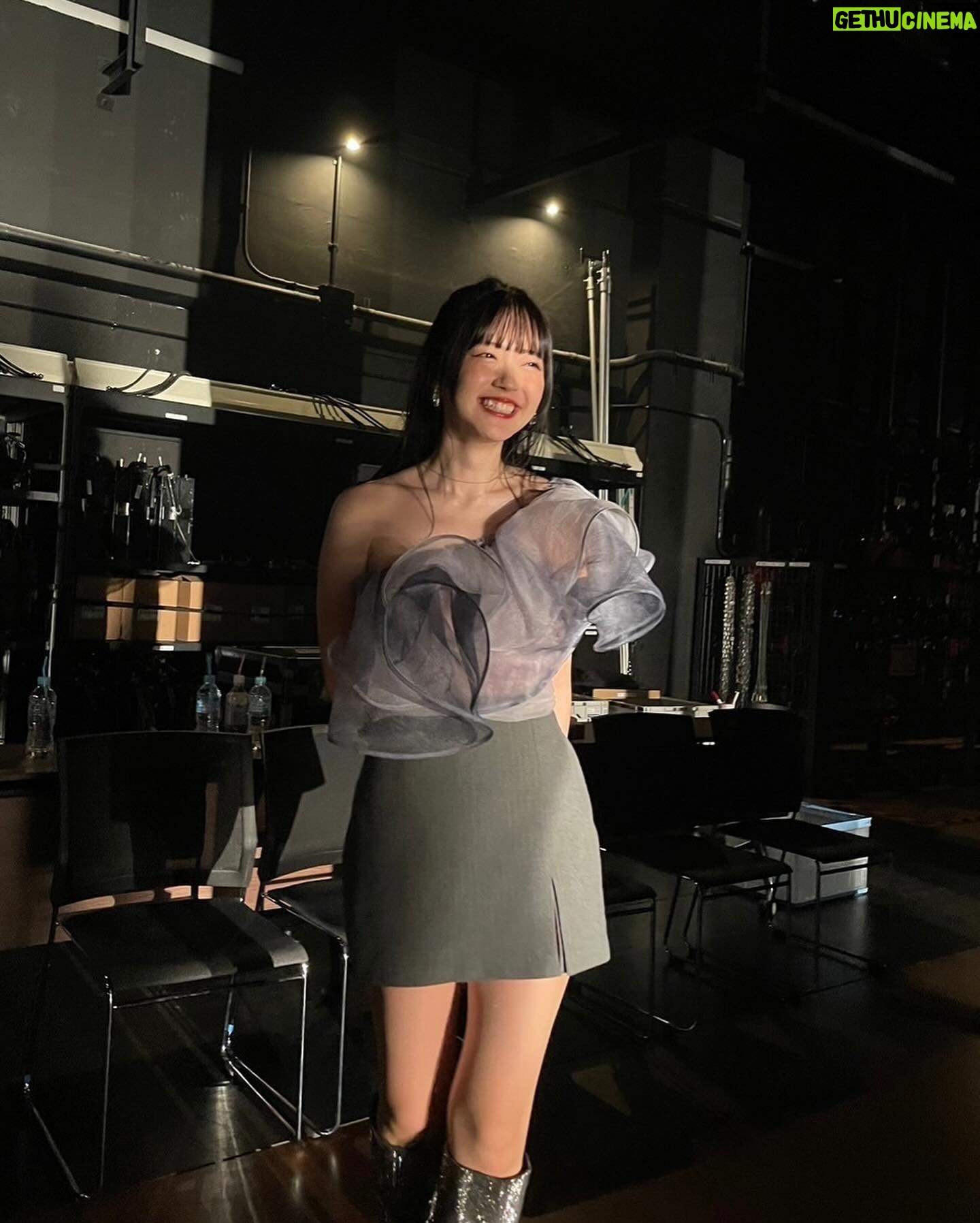 Airi Suzuki Instagram - ✴︎ 昨日のライブ☺︎ みんなで「最強の推し!」を歌ったり @harmoe_official ちゃんリクエストで「初恋サイダー」に乱入させてもらったり 後輩の @ocha_norma_official ちゃんからのリクエストで、一緒に°C-uteの「Kiss me 愛してる」を踊ったり @masayoshi_oishi_ さんと「DADDY DADDY DO!」デュエットしたり🤙 コラボだけでも潤いすぎてたライブでした☺️✨ 対バンライブ的なものは、いっつもワクワクする反面、不安もたっぷりで立つんだけど、昨日はなんだか余計にその感じが増し増しになってて😗 オーイシさんがいる時にそういう感じのモードになったのが初めてすぎて、愛理ちゃんもそういうとこあるんや😏って言われちゃいました。笑 初めてのみなさま、あたたかく受け入れてくださってありがとうございました☺️またライブで会えたら嬉しいです! そしてお馴染みのみんなも、支えてくれてありがとう!降り注ぐ声援、心強かったです。ほんとに!涙出ちゃう!もっと強くならなきゃね、わたしも!! 昨日もらったパワーを糧に、今日からもまた自分らしく生きてくぞっ。いつもありがとう♡ tops @mmu_ka_ necklace @hemca_official earring,silver dia×Perl ring @masaejewelry @rhodes_showroom #最近の衣装たち 昨日の衣装もベリーベリー可愛くて幸せ! キスミー踊るからタイトめスカートにしてみた😏 (尚、本日首が筋肉痛でなつかしい痛み) #かたりあ