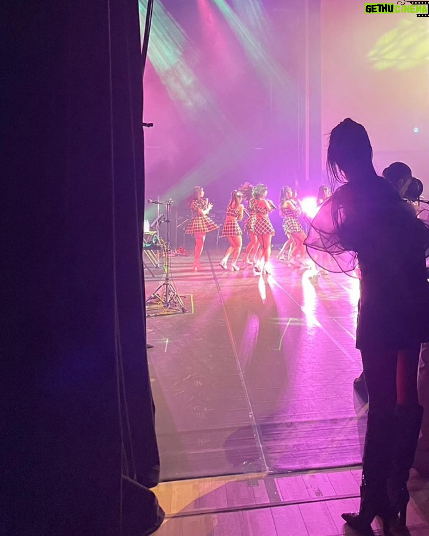 Airi Suzuki Instagram - ✴︎ 昨日のライブ☺︎ みんなで「最強の推し!」を歌ったり @harmoe_official ちゃんリクエストで「初恋サイダー」に乱入させてもらったり 後輩の @ocha_norma_official ちゃんからのリクエストで、一緒に°C-uteの「Kiss me 愛してる」を踊ったり @masayoshi_oishi_ さんと「DADDY DADDY DO!」デュエットしたり🤙 コラボだけでも潤いすぎてたライブでした☺️✨ 対バンライブ的なものは、いっつもワクワクする反面、不安もたっぷりで立つんだけど、昨日はなんだか余計にその感じが増し増しになってて😗 オーイシさんがいる時にそういう感じのモードになったのが初めてすぎて、愛理ちゃんもそういうとこあるんや😏って言われちゃいました。笑 初めてのみなさま、あたたかく受け入れてくださってありがとうございました☺️またライブで会えたら嬉しいです! そしてお馴染みのみんなも、支えてくれてありがとう!降り注ぐ声援、心強かったです。ほんとに!涙出ちゃう!もっと強くならなきゃね、わたしも!! 昨日もらったパワーを糧に、今日からもまた自分らしく生きてくぞっ。いつもありがとう♡ tops @mmu_ka_ necklace @hemca_official earring,silver dia×Perl ring @masaejewelry @rhodes_showroom #最近の衣装たち 昨日の衣装もベリーベリー可愛くて幸せ! キスミー踊るからタイトめスカートにしてみた😏 (尚、本日首が筋肉痛でなつかしい痛み) #かたりあ