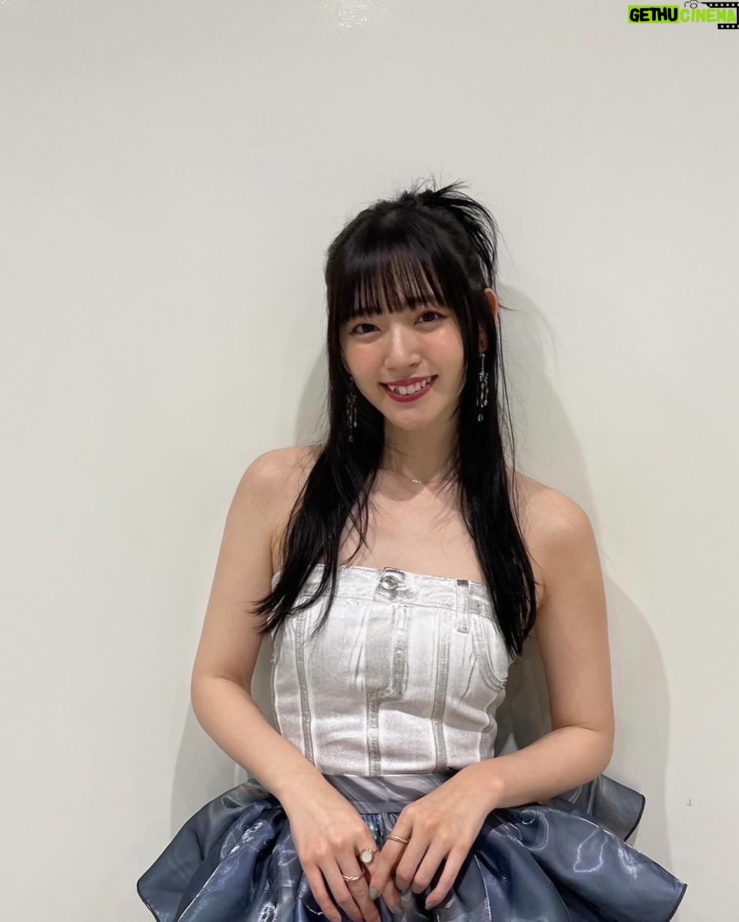 Airi Suzuki Instagram - ✴︎ 「バズリズム02」 ありがとうございました☺️🫶 2019年ぶりのバズリズムトーク収録もあって 笑いっぱなしの時間でした☺️ わたしは、人に恵まれているなと感じた日。 ずっと大切にしたいですね🫶 楽曲も二曲歌わせていただけて!! やっぱり歌がすきだよー!! そして何度経験しても、本番って緊張するなぁ。笑 衣装もめちゃかわでした♡ いつもありがとう〜☺︎ 🩵最強の推し! skirt @mmu_ka_ earring @abiste_official 🤍恋におちたら jacket @baumundpferdgarten bare top ,pants @knuthmarf_official ear cuff, necklace,gold ring,gold double ring @e.m.__official gold opal ring,bracelet @gigi.jewelry @mandassociates pumps @charleskeith_jp #バズリズム02