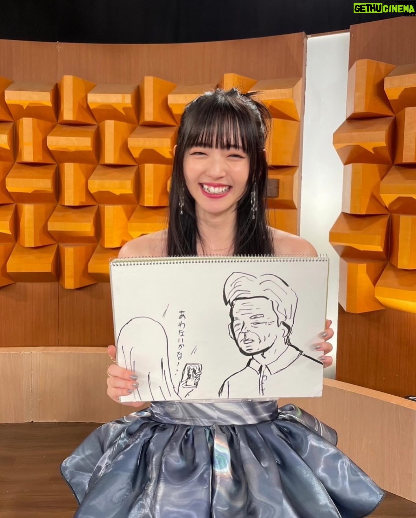Airi Suzuki Instagram - ✴︎ 「バズリズム02」 ありがとうございました☺️🫶 2019年ぶりのバズリズムトーク収録もあって 笑いっぱなしの時間でした☺️ わたしは、人に恵まれているなと感じた日。 ずっと大切にしたいですね🫶 楽曲も二曲歌わせていただけて!! やっぱり歌がすきだよー!! そして何度経験しても、本番って緊張するなぁ。笑 衣装もめちゃかわでした♡ いつもありがとう〜☺︎ 🩵最強の推し! skirt @mmu_ka_ earring @abiste_official 🤍恋におちたら jacket @baumundpferdgarten bare top ,pants @knuthmarf_official ear cuff, necklace,gold ring,gold double ring @e.m.__official gold opal ring,bracelet @gigi.jewelry @mandassociates pumps @charleskeith_jp #バズリズム02