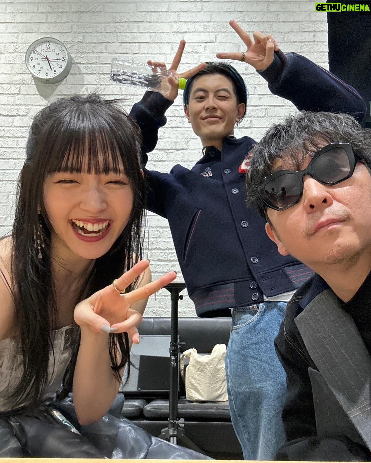 Airi Suzuki Instagram - ✴︎ 「バズリズム02」 ありがとうございました☺️🫶 2019年ぶりのバズリズムトーク収録もあって 笑いっぱなしの時間でした☺️ わたしは、人に恵まれているなと感じた日。 ずっと大切にしたいですね🫶 楽曲も二曲歌わせていただけて!! やっぱり歌がすきだよー!! そして何度経験しても、本番って緊張するなぁ。笑 衣装もめちゃかわでした♡ いつもありがとう〜☺︎ 🩵最強の推し! skirt @mmu_ka_ earring @abiste_official 🤍恋におちたら jacket @baumundpferdgarten bare top ,pants @knuthmarf_official ear cuff, necklace,gold ring,gold double ring @e.m.__official gold opal ring,bracelet @gigi.jewelry @mandassociates pumps @charleskeith_jp #バズリズム02