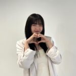 Airi Suzuki Instagram - ✴︎ 「バズリズム02」 ありがとうございました☺️🫶 2019年ぶりのバズリズムトーク収録もあって 笑いっぱなしの時間でした☺️ わたしは、人に恵まれているなと感じた日。 ずっと大切にしたいですね🫶 ⁡ 楽曲も二曲歌わせていただけて！！ やっぱり歌がすきだよー！！ そして何度経験しても、本番って緊張するなぁ。笑 衣装もめちゃかわでした♡ いつもありがとう〜☺︎ ⁡ 🩵最強の推し! skirt @mmu_ka_ earring @abiste_official ⁡ 🤍恋におちたら jacket @baumundpferdgarten bare top ,pants @knuthmarf_official ear cuff, necklace,gold ring,gold double ring @e.m.__official gold opal ring,bracelet @gigi.jewelry @mandassociates pumps @charleskeith_jp ⁡ #バズリズム02