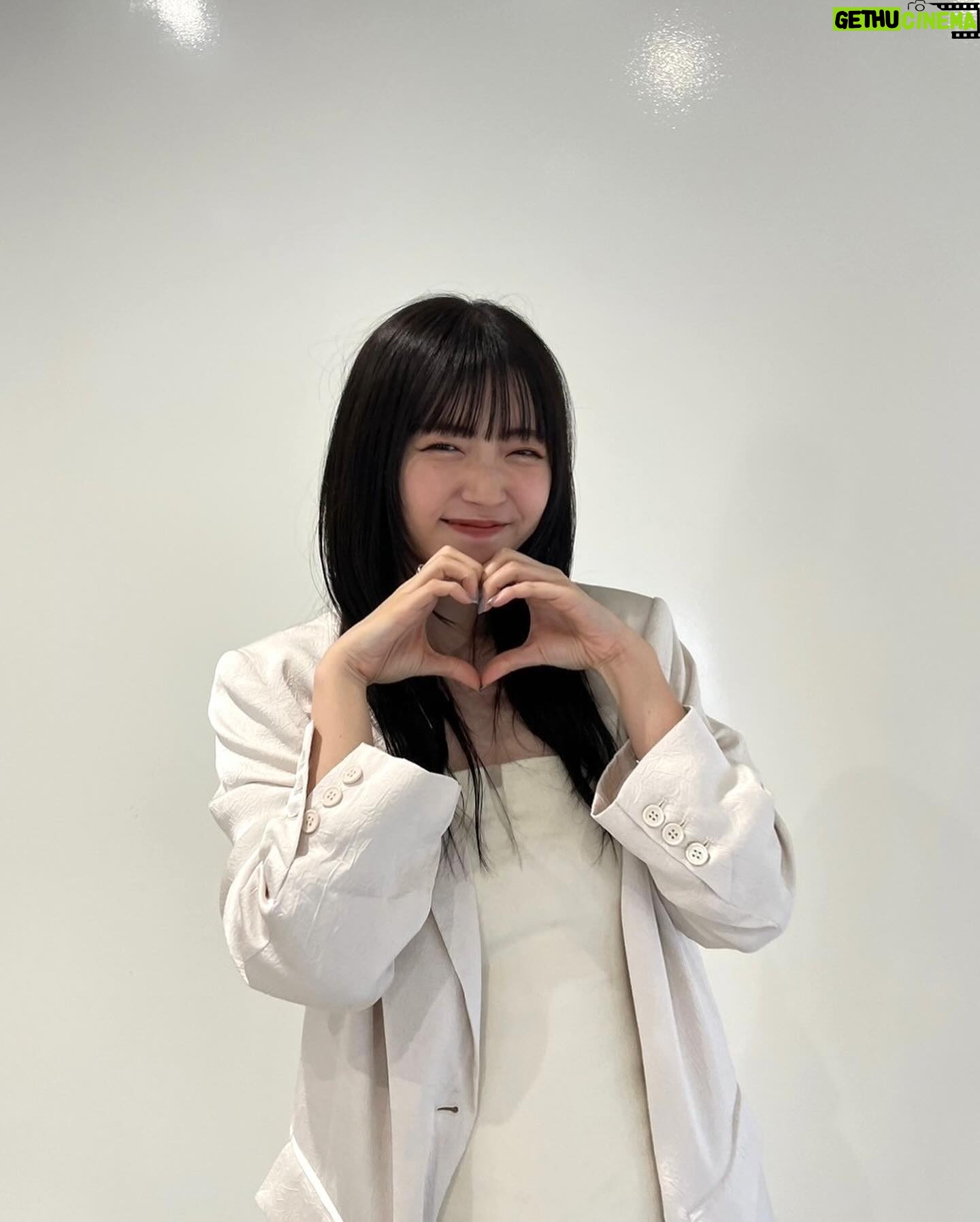 Airi Suzuki Instagram - ✴︎ 「バズリズム02」 ありがとうございました☺️🫶 2019年ぶりのバズリズムトーク収録もあって 笑いっぱなしの時間でした☺️ わたしは、人に恵まれているなと感じた日。 ずっと大切にしたいですね🫶 楽曲も二曲歌わせていただけて!! やっぱり歌がすきだよー!! そして何度経験しても、本番って緊張するなぁ。笑 衣装もめちゃかわでした♡ いつもありがとう〜☺︎ 🩵最強の推し! skirt @mmu_ka_ earring @abiste_official 🤍恋におちたら jacket @baumundpferdgarten bare top ,pants @knuthmarf_official ear cuff, necklace,gold ring,gold double ring @e.m.__official gold opal ring,bracelet @gigi.jewelry @mandassociates pumps @charleskeith_jp #バズリズム02