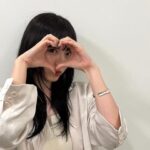Airi Suzuki Instagram - ✴︎ 「バズリズム02」 ありがとうございました☺️🫶 2019年ぶりのバズリズムトーク収録もあって 笑いっぱなしの時間でした☺️ わたしは、人に恵まれているなと感じた日。 ずっと大切にしたいですね🫶 ⁡ 楽曲も二曲歌わせていただけて！！ やっぱり歌がすきだよー！！ そして何度経験しても、本番って緊張するなぁ。笑 衣装もめちゃかわでした♡ いつもありがとう〜☺︎ ⁡ 🩵最強の推し! skirt @mmu_ka_ earring @abiste_official ⁡ 🤍恋におちたら jacket @baumundpferdgarten bare top ,pants @knuthmarf_official ear cuff, necklace,gold ring,gold double ring @e.m.__official gold opal ring,bracelet @gigi.jewelry @mandassociates pumps @charleskeith_jp ⁡ #バズリズム02