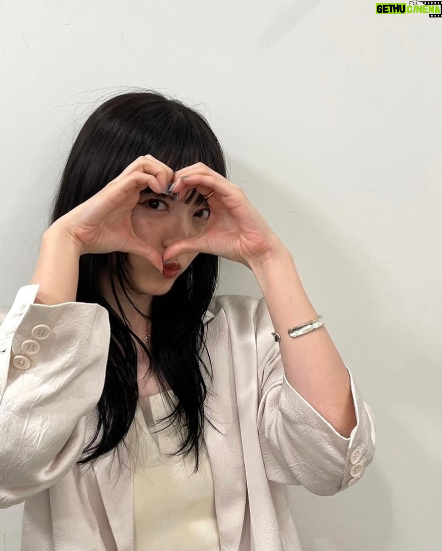 Airi Suzuki Instagram - ✴︎ 「バズリズム02」 ありがとうございました☺️🫶 2019年ぶりのバズリズムトーク収録もあって 笑いっぱなしの時間でした☺️ わたしは、人に恵まれているなと感じた日。 ずっと大切にしたいですね🫶 楽曲も二曲歌わせていただけて!! やっぱり歌がすきだよー!! そして何度経験しても、本番って緊張するなぁ。笑 衣装もめちゃかわでした♡ いつもありがとう〜☺︎ 🩵最強の推し! skirt @mmu_ka_ earring @abiste_official 🤍恋におちたら jacket @baumundpferdgarten bare top ,pants @knuthmarf_official ear cuff, necklace,gold ring,gold double ring @e.m.__official gold opal ring,bracelet @gigi.jewelry @mandassociates pumps @charleskeith_jp #バズリズム02