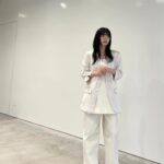 Airi Suzuki Instagram - ✴︎ 「バズリズム02」 ありがとうございました☺️🫶 2019年ぶりのバズリズムトーク収録もあって 笑いっぱなしの時間でした☺️ わたしは、人に恵まれているなと感じた日。 ずっと大切にしたいですね🫶 ⁡ 楽曲も二曲歌わせていただけて！！ やっぱり歌がすきだよー！！ そして何度経験しても、本番って緊張するなぁ。笑 衣装もめちゃかわでした♡ いつもありがとう〜☺︎ ⁡ 🩵最強の推し! skirt @mmu_ka_ earring @abiste_official ⁡ 🤍恋におちたら jacket @baumundpferdgarten bare top ,pants @knuthmarf_official ear cuff, necklace,gold ring,gold double ring @e.m.__official gold opal ring,bracelet @gigi.jewelry @mandassociates pumps @charleskeith_jp ⁡ #バズリズム02