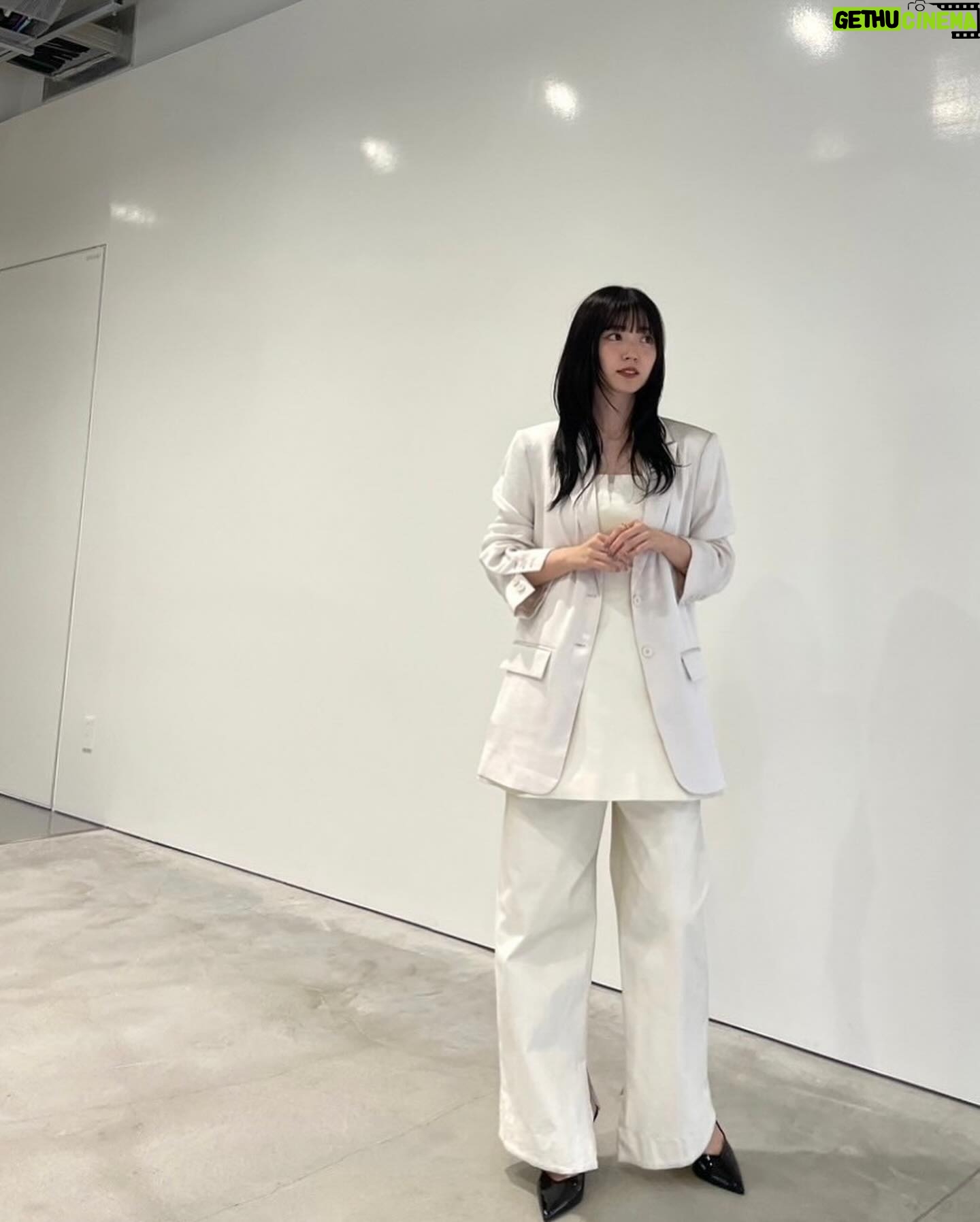 Airi Suzuki Instagram - ✴︎ 「バズリズム02」 ありがとうございました☺️🫶 2019年ぶりのバズリズムトーク収録もあって 笑いっぱなしの時間でした☺️ わたしは、人に恵まれているなと感じた日。 ずっと大切にしたいですね🫶 楽曲も二曲歌わせていただけて!! やっぱり歌がすきだよー!! そして何度経験しても、本番って緊張するなぁ。笑 衣装もめちゃかわでした♡ いつもありがとう〜☺︎ 🩵最強の推し! skirt @mmu_ka_ earring @abiste_official 🤍恋におちたら jacket @baumundpferdgarten bare top ,pants @knuthmarf_official ear cuff, necklace,gold ring,gold double ring @e.m.__official gold opal ring,bracelet @gigi.jewelry @mandassociates pumps @charleskeith_jp #バズリズム02
