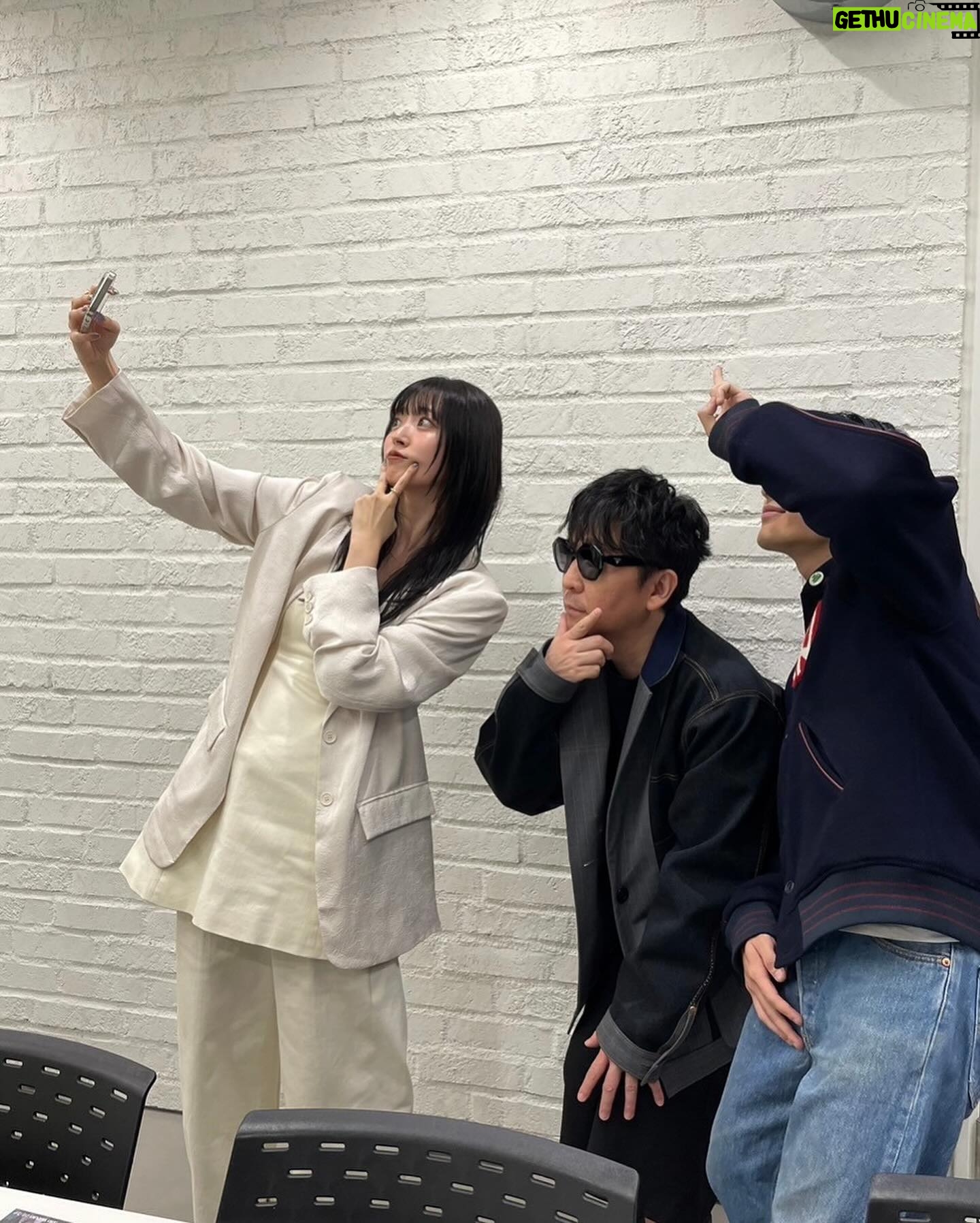Airi Suzuki Instagram - ✴︎ 「バズリズム02」 ありがとうございました☺️🫶 2019年ぶりのバズリズムトーク収録もあって 笑いっぱなしの時間でした☺️ わたしは、人に恵まれているなと感じた日。 ずっと大切にしたいですね🫶 楽曲も二曲歌わせていただけて!! やっぱり歌がすきだよー!! そして何度経験しても、本番って緊張するなぁ。笑 衣装もめちゃかわでした♡ いつもありがとう〜☺︎ 🩵最強の推し! skirt @mmu_ka_ earring @abiste_official 🤍恋におちたら jacket @baumundpferdgarten bare top ,pants @knuthmarf_official ear cuff, necklace,gold ring,gold double ring @e.m.__official gold opal ring,bracelet @gigi.jewelry @mandassociates pumps @charleskeith_jp #バズリズム02