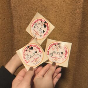 Airi Suzuki Instagram - ✴︎ 
大好きで大切な仲間と、
恒例になりつつあるバースデーディズニー🤤🎈
(尚、1月生まれと2月生まれと4月生まれというバラバラ)

みんなそれぞれ仕事終わりに合流するという、隙間産業✌︎
大雨の日だったけど、GORE-TEX着て傘は意地でも刺さない主義。笑
おかげで髪の毛はビッショビショでした！！笑

昨年はリトルグリーンメンの被り物だったから
今年は101匹わんちゃん🐕‍🦺

アフターファイブでも心も身体も満タンに幸せになる時間でした♡お腹痛くなるくらい笑った！！！

仕事でもハッピーをくれて
プライベートでもいつでも青春できる仲間に出会えたこと
ほんとにしあわせ！！！いつもありがとう！！

#🏰